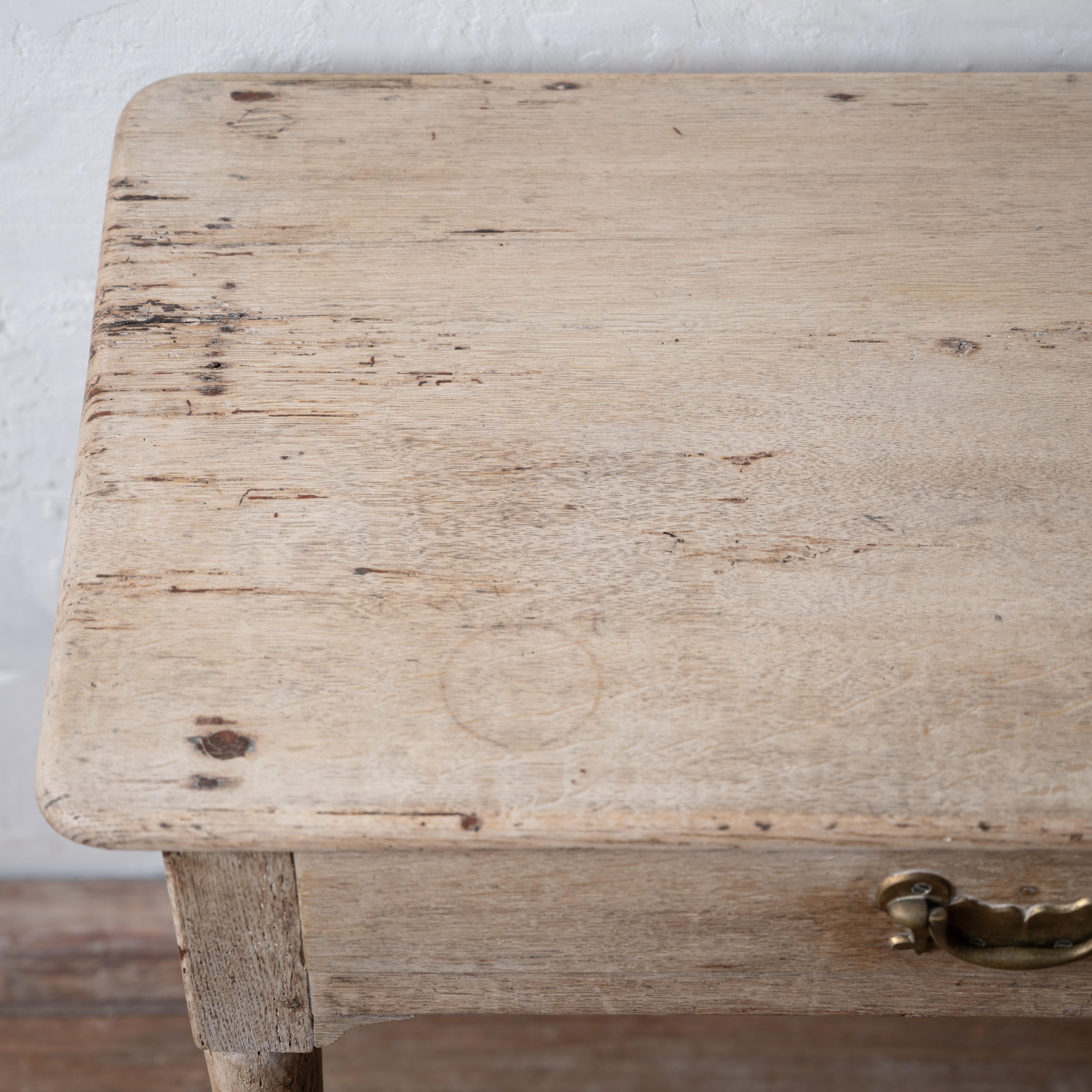 Buffet bas géorgien en Oak Oak blanchi, 18e siècle en vente 1