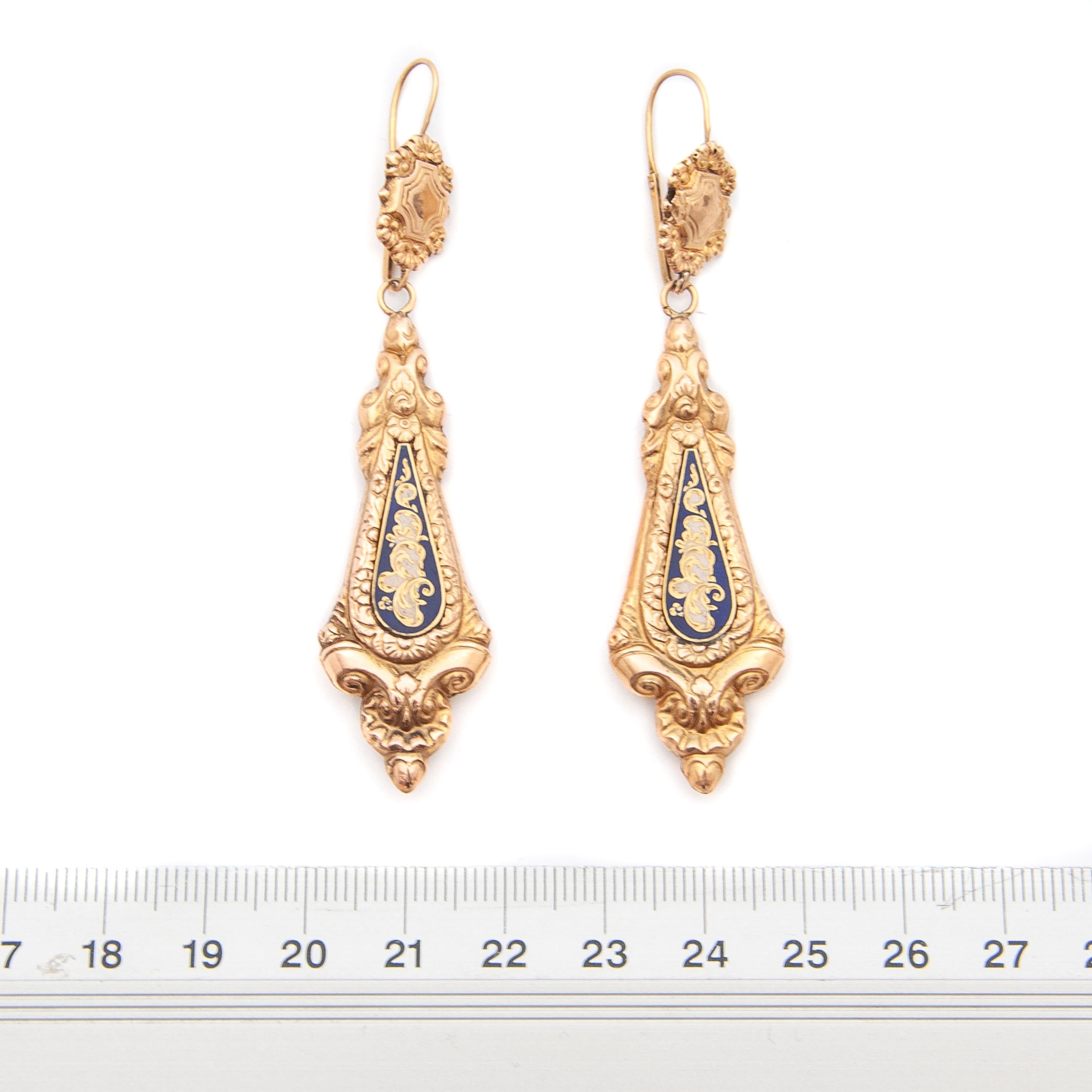 Antique Georgian 14K Gold Enamel Repoussé Dangle Earrings For Sale 3