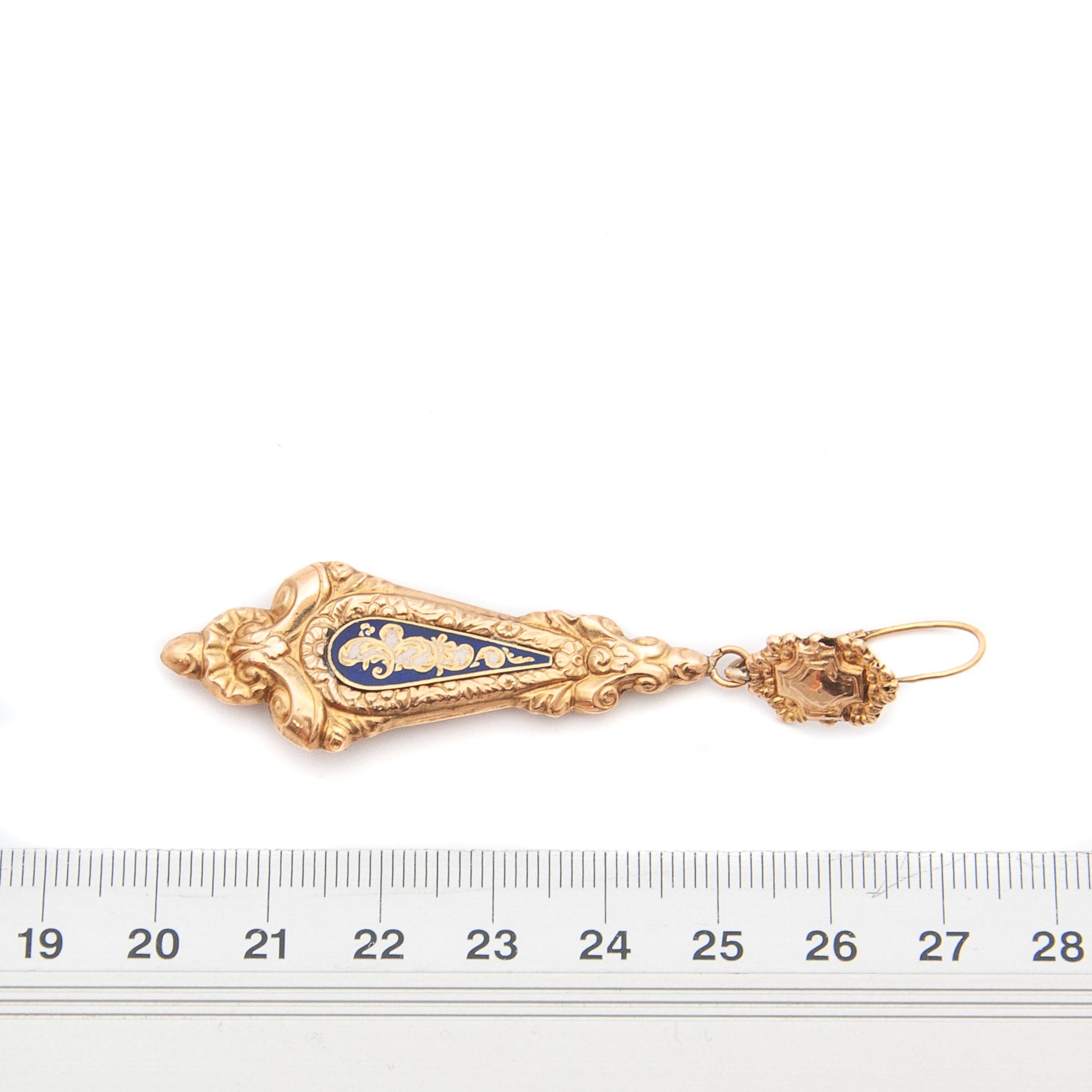 Antique Georgian 14K Gold Enamel Repoussé Dangle Earrings For Sale 4
