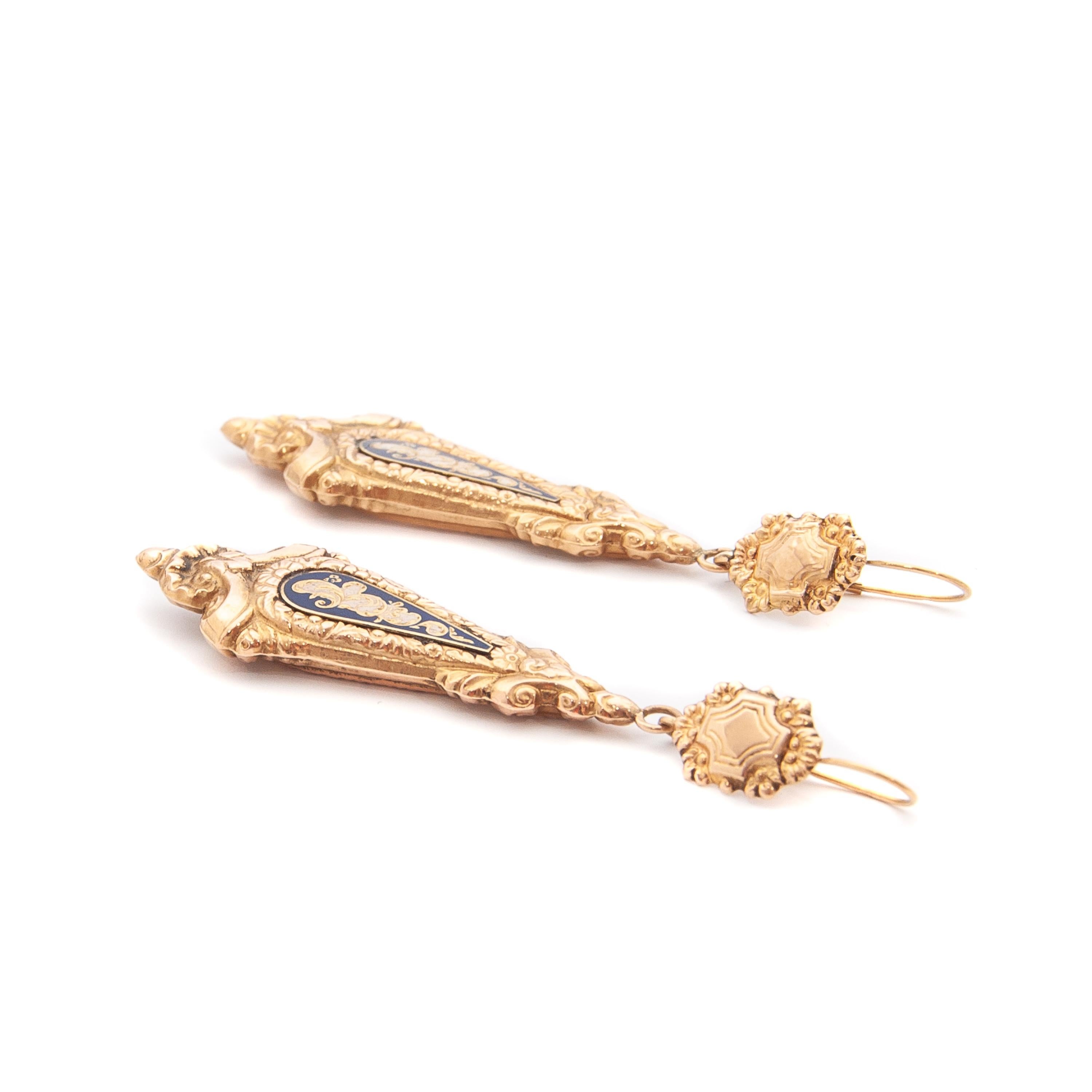 Antique Georgian 14K Gold Enamel Repoussé Dangle Earrings In Good Condition In Rotterdam, NL