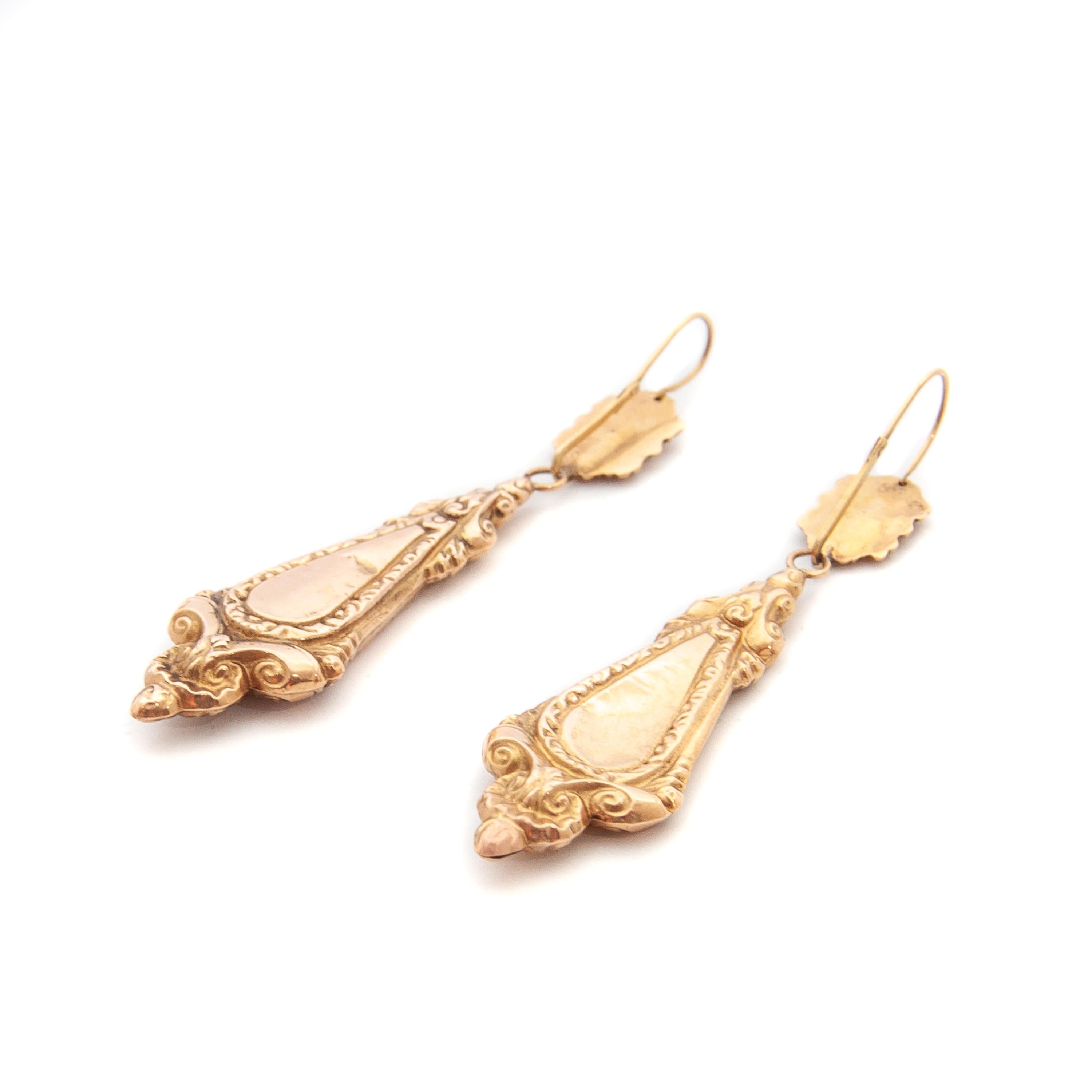 Antique Georgian 14K Gold Enamel Repoussé Dangle Earrings For Sale 2