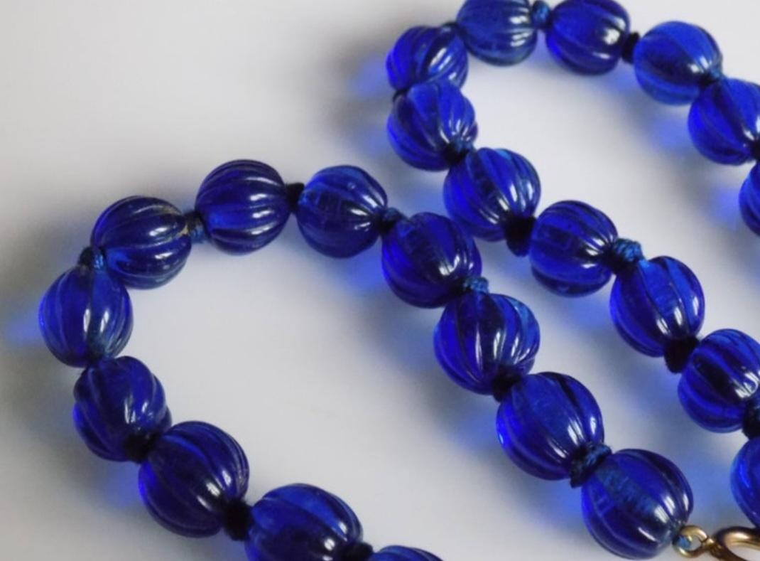 Georgien Collier de perles en verre bleu de style géorgien avec pendentif en vente