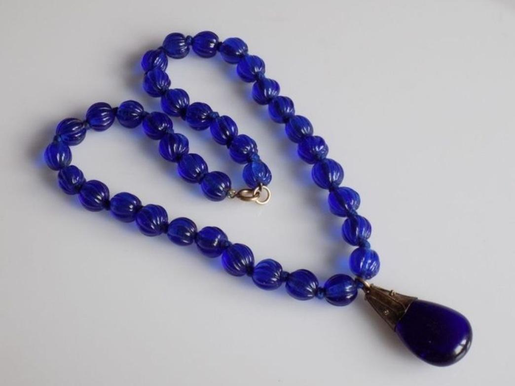 Collier de perles en verre bleu de style géorgien avec pendentif Pour femmes en vente