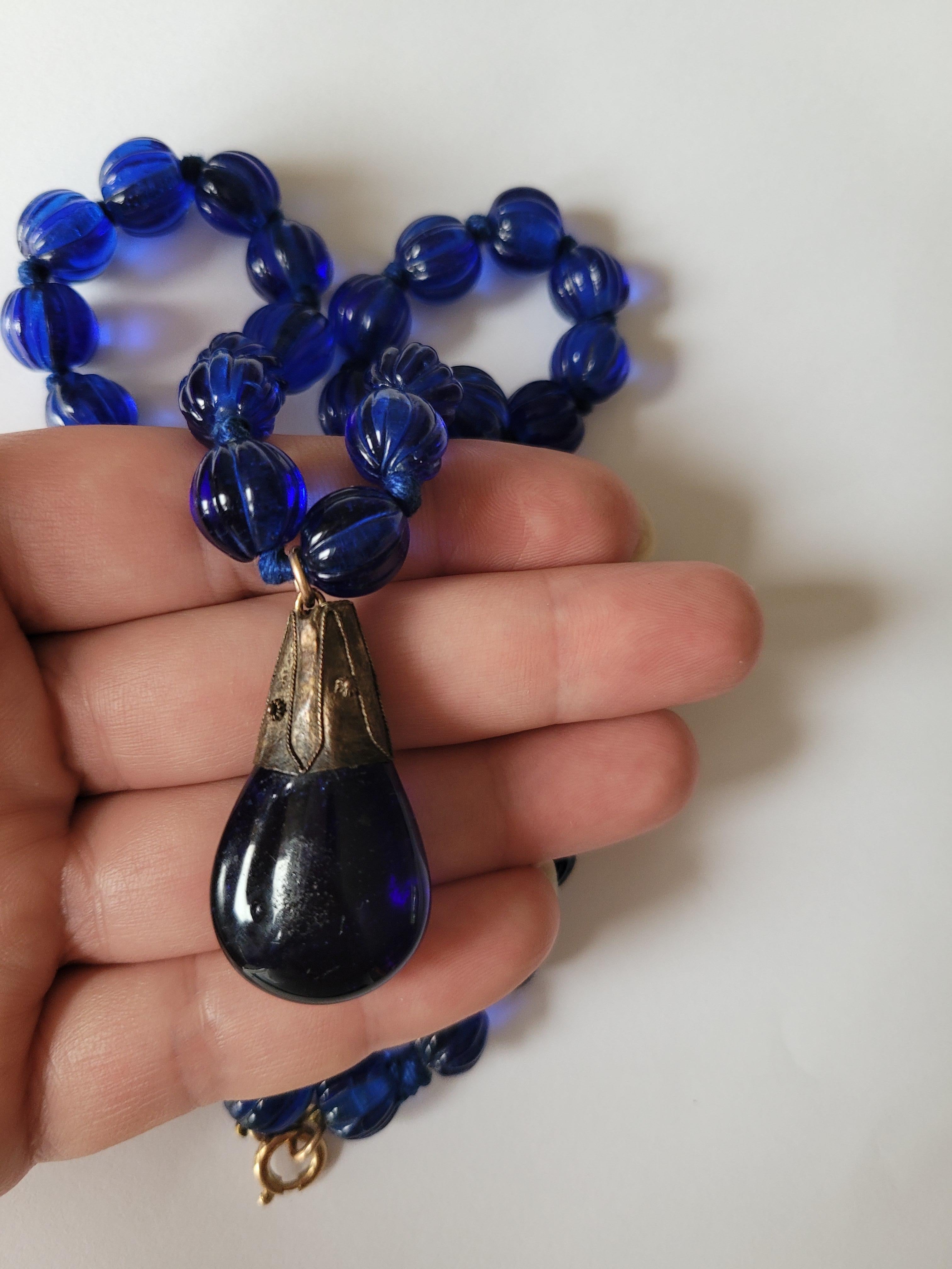 Collier de perles en verre bleu de style géorgien avec pendentif en vente 2