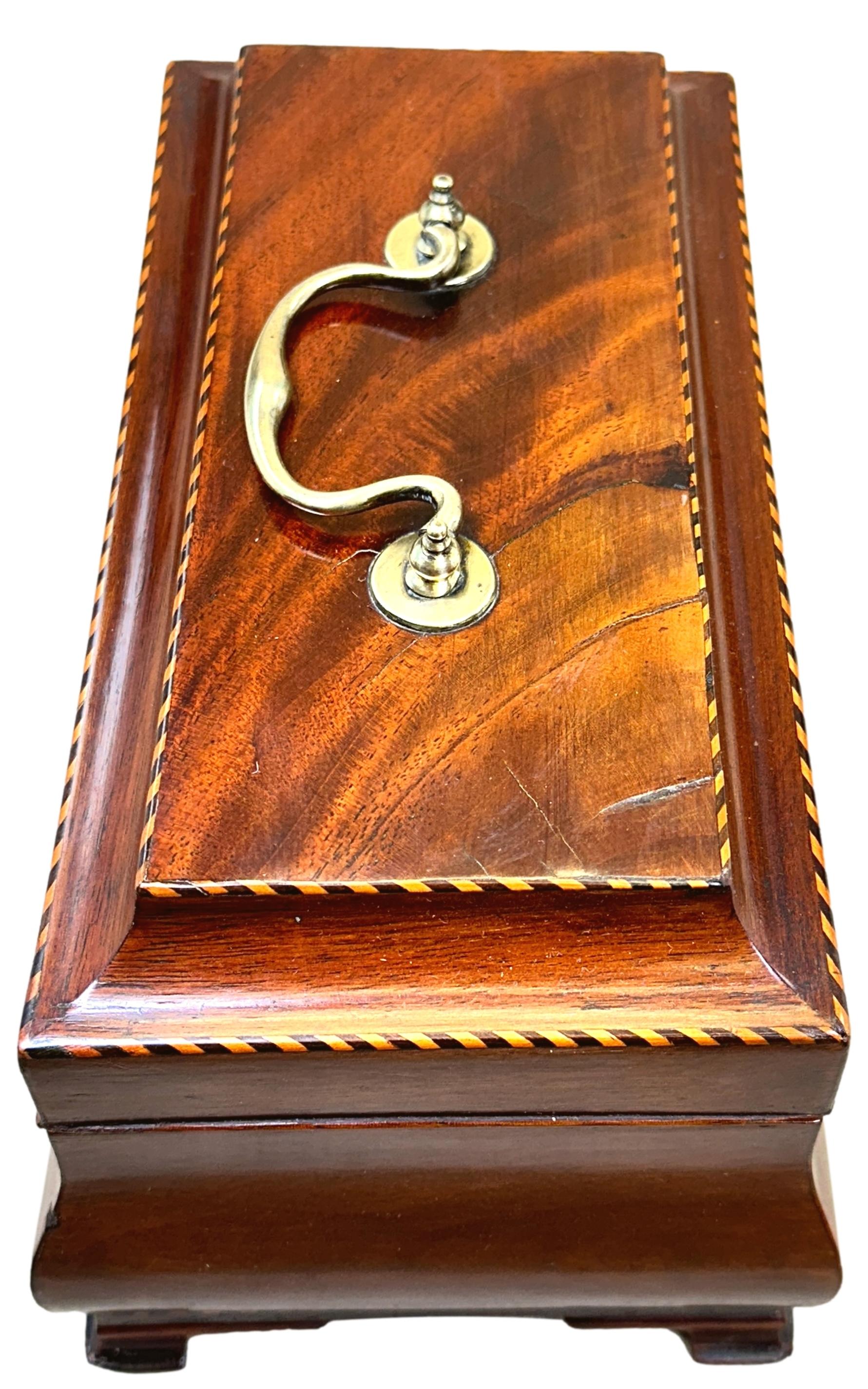 Georgian Bombe Shaped Mahogany Tea Caddy In Good Condition For Sale In Bedfordshire, GB