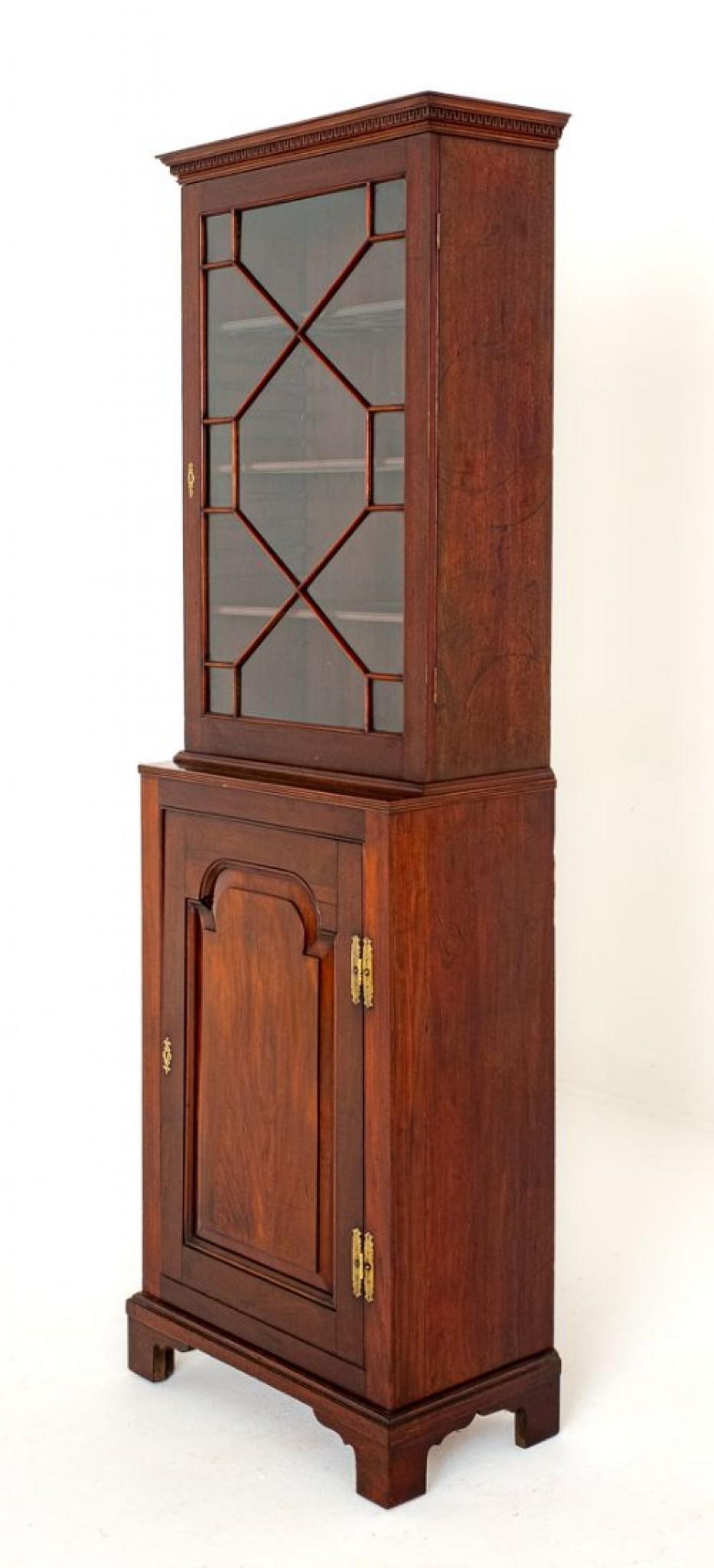 Georgian Mahogany Glazed Bookcase.
This Bookcase Stands upon Bracket Feet.
Period Georgian
Havin g a Single Paneled Door to the Base.
The Upper Section Features a Astragal Glazed Door Which Opens to Reveal Shelving.
Presented in Good