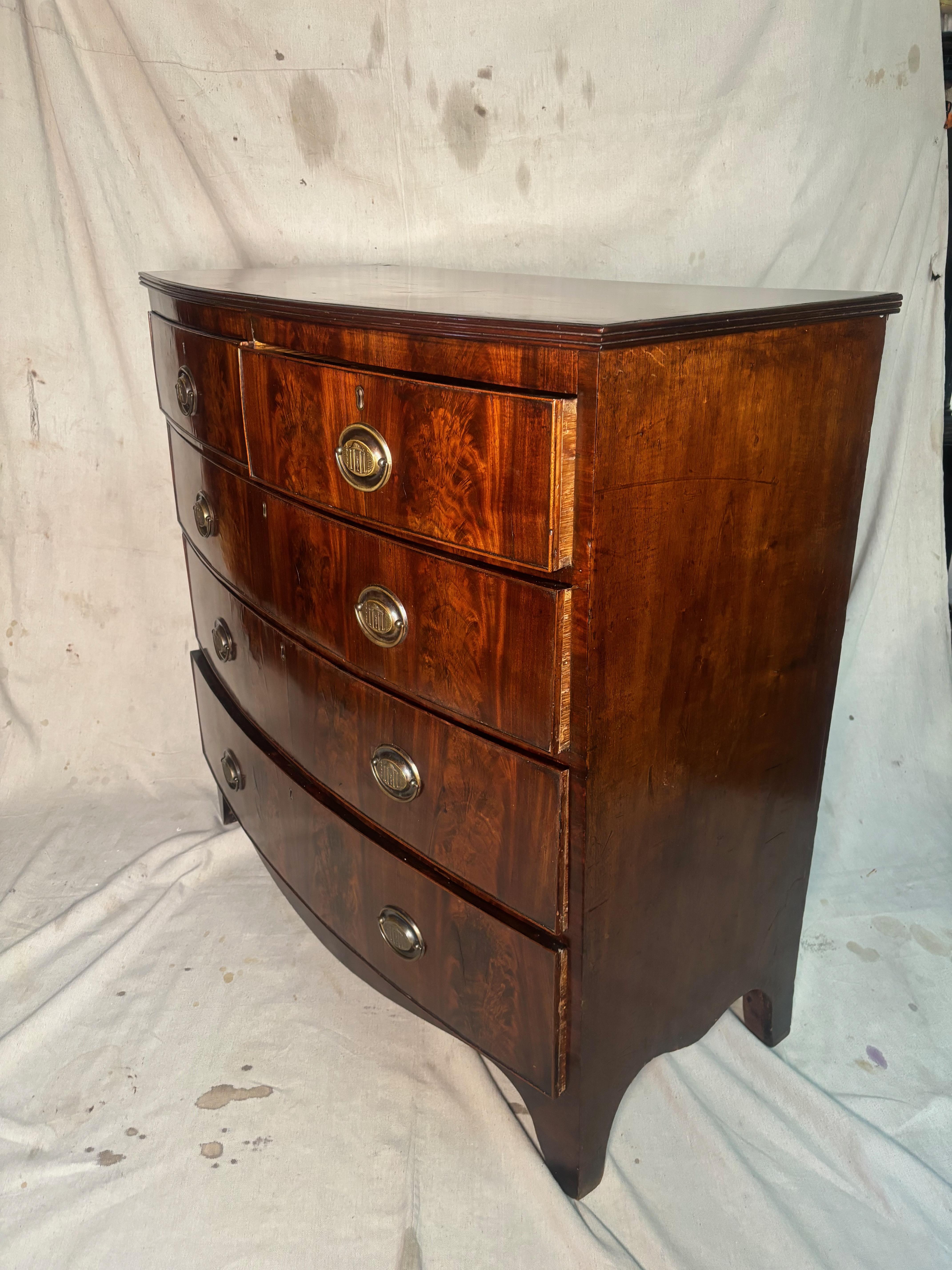 Georgian Bow Chested Chest of Drawers In Excellent Condition For Sale In Los Angeles, CA