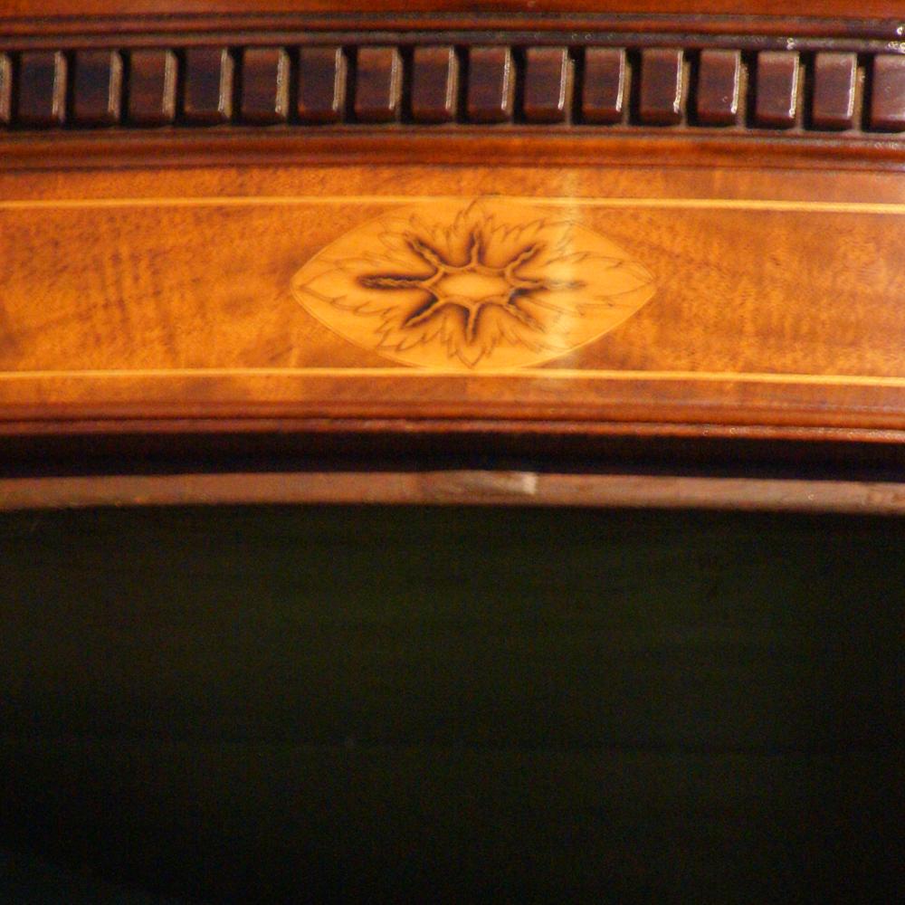 Georgian Bow Front Mahogany Hanging Corner Cabinet In Excellent Condition In Salisbury, Wiltshire