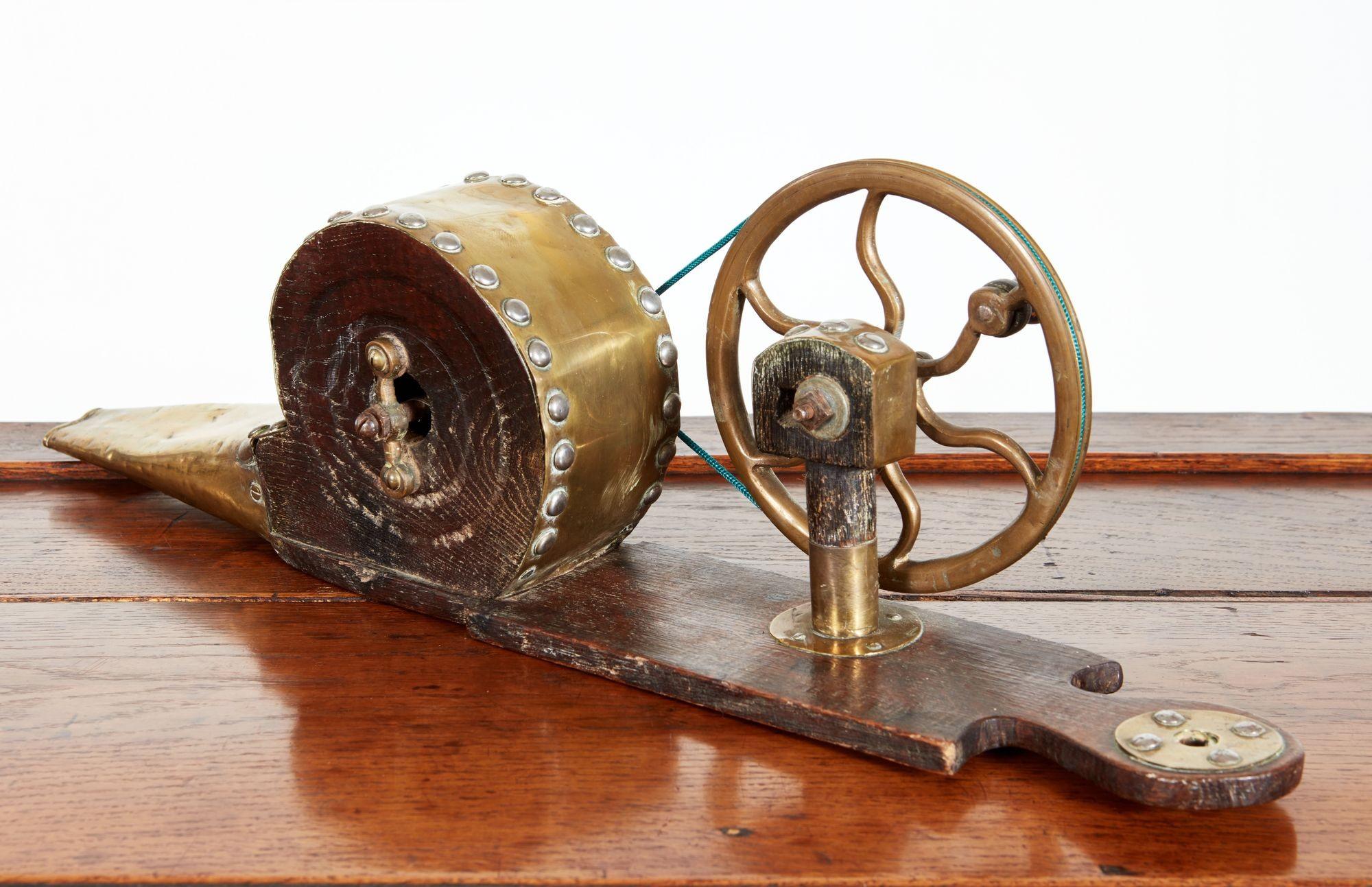 Georgian Brass and Mahogany Mechanical Bellows For Sale 5