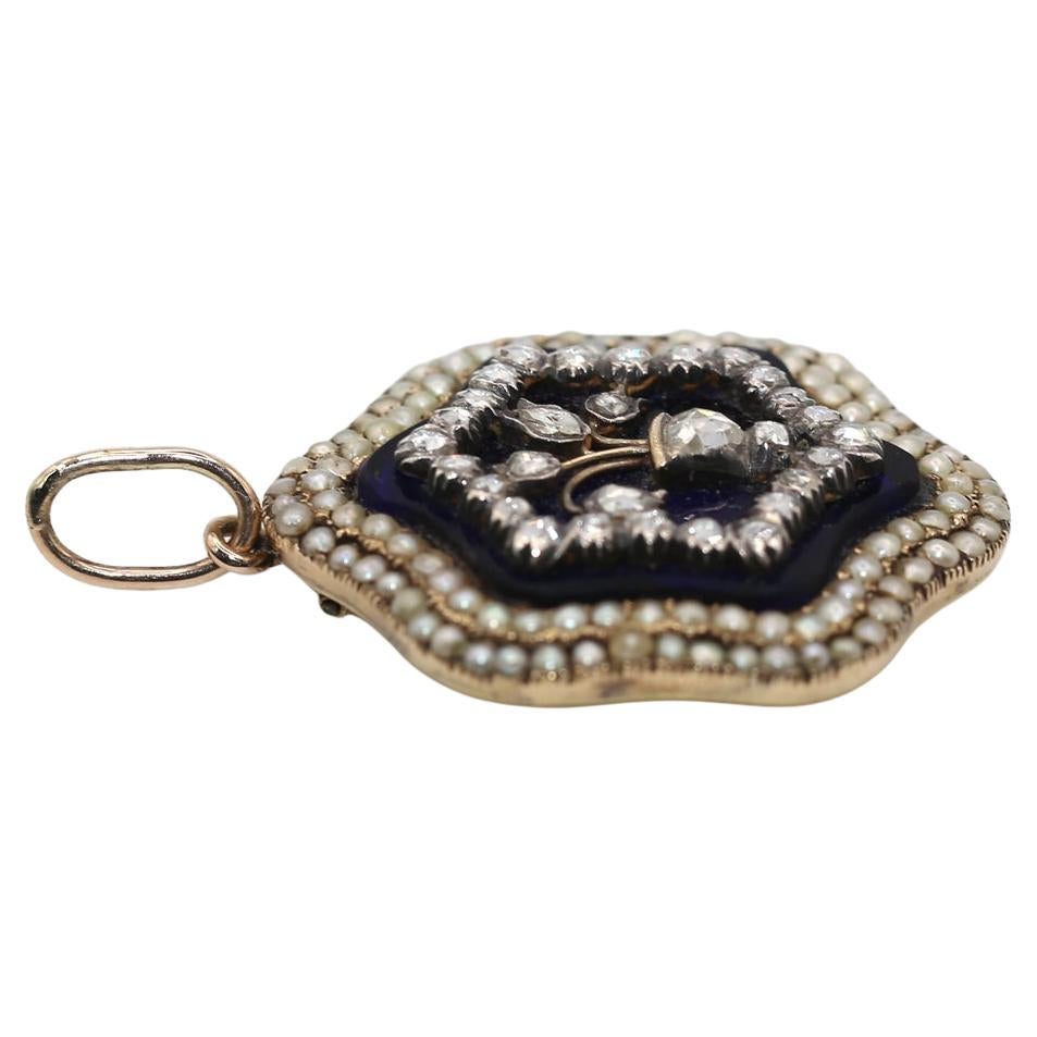 Un diamant géorgien, un verre bleu de Bristol, un pendentif en or jaune rosé de Firmament.  Comprenant 30 diamants taillés en rose, des graines de perles naturelles et un panneau de verre bleu de Bristol. 

à un sertissage de 18K  Bracelet en or