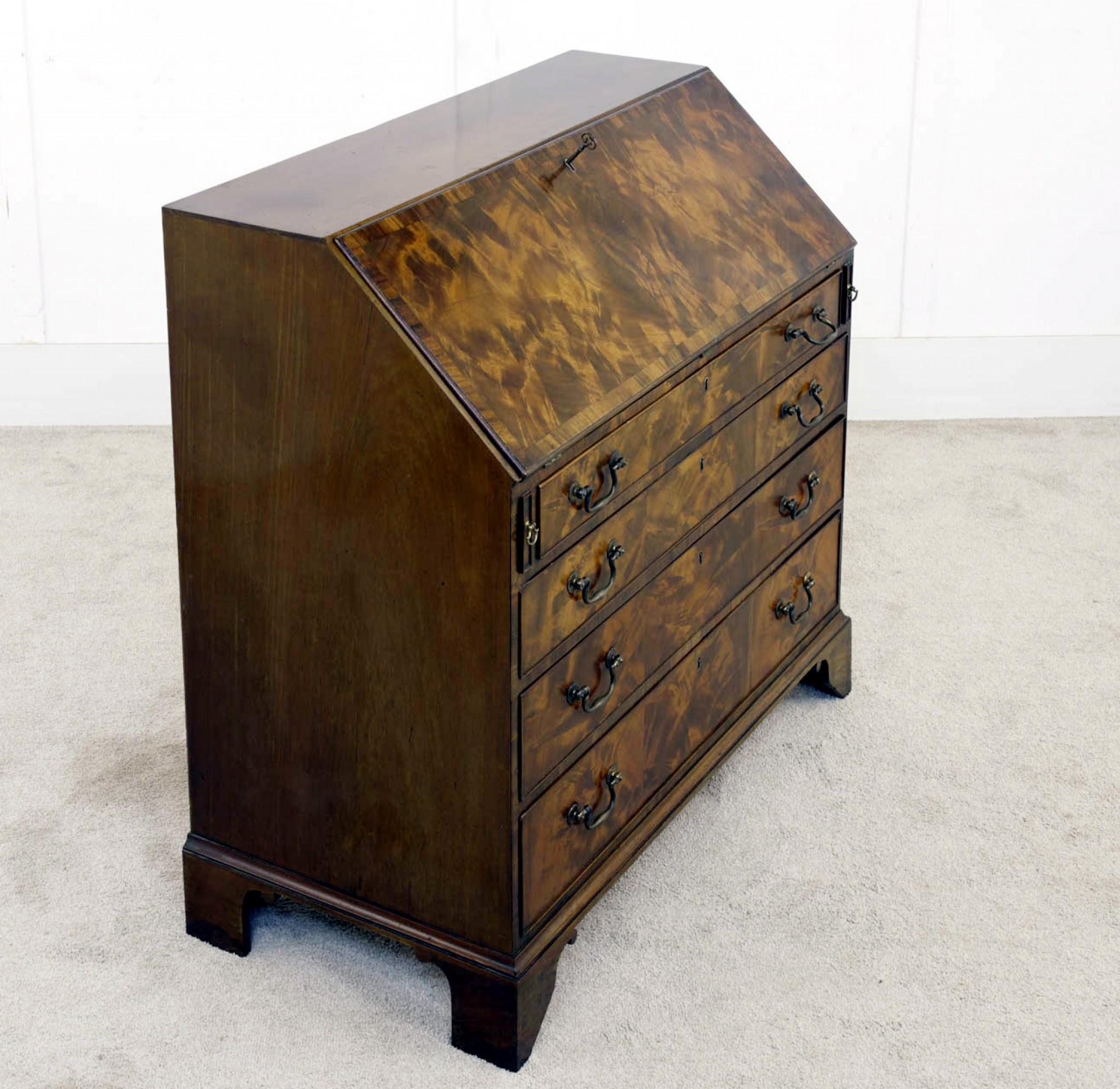 Stai vedendo una splendida scrivania georgiana d'epoca
Meraviglioso pezzo di arredamento antico georgiano
Osserva la patina e le venature del mogano a fiamma
Il piano si apre per rivelare una superficie di scrittura circondata da scomparti e mini