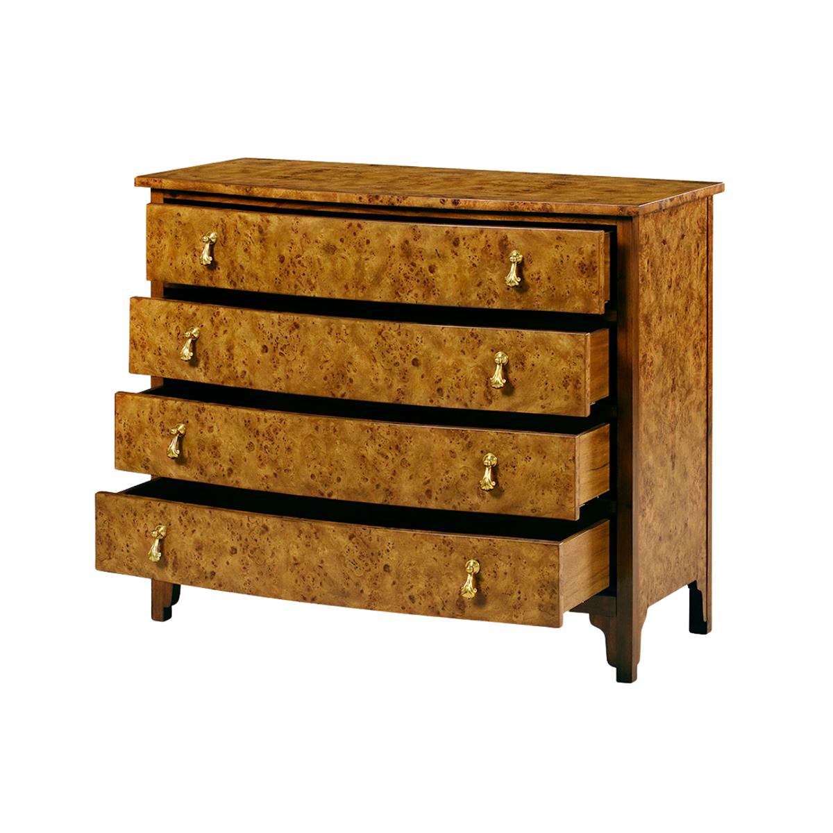 Cassettone in radica inglese con quattro cassetti e ferramenta in ottone lucidato a mano. Con impiallacciatura in radica rustica strofinata a mano. 

Dimensioni: 40