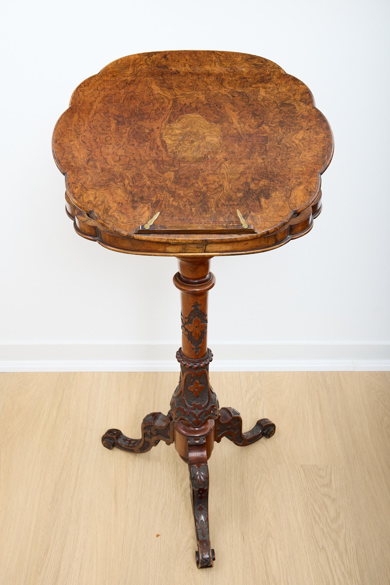 Georgian Burled Walnut  Small Table bookstand In Good Condition For Sale In Toronto, CA
