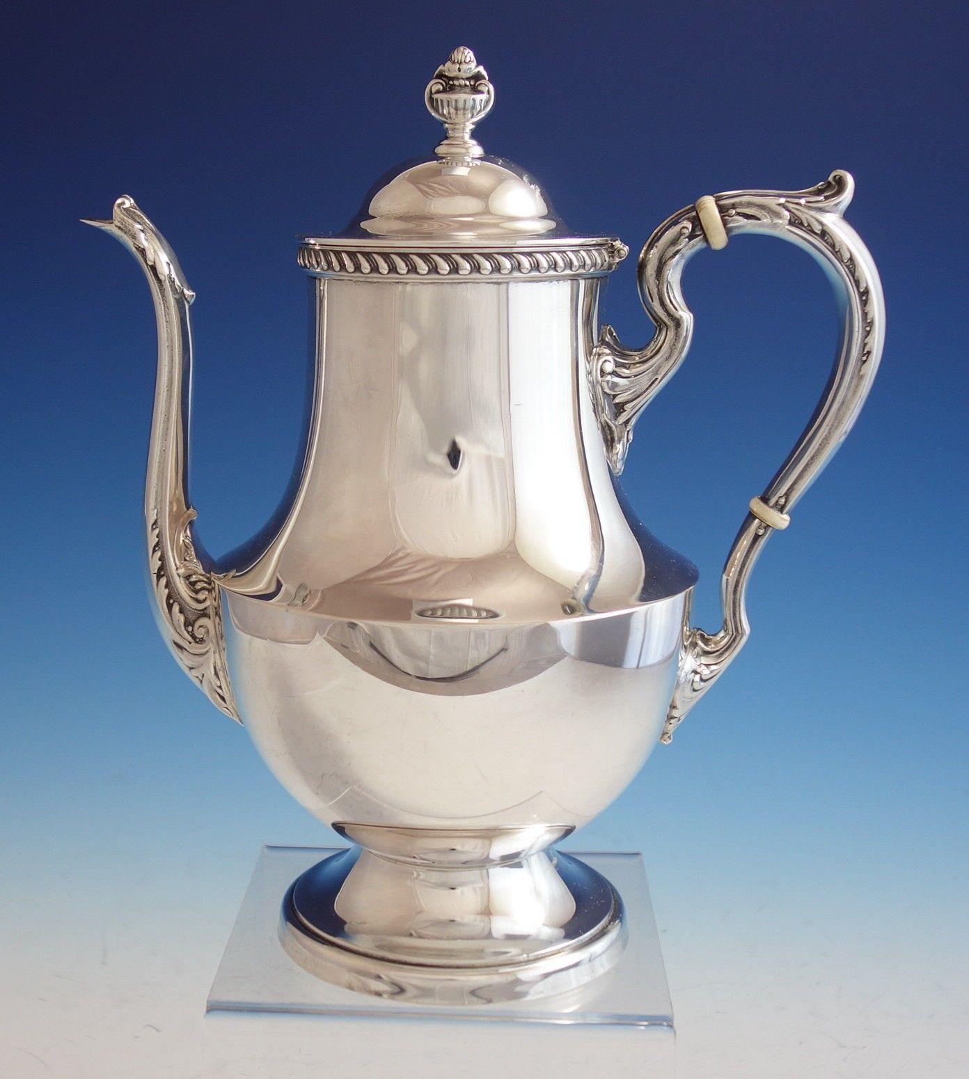 Wunderschönes 3-teiliges Teeservice aus georgianischem Sterlingsilber von Poole mit hübscher Gadroon-Bordüre. Das Set trägt die Nummer 1027 und enthält:
1 - Kaffeekanne: Maße: 9 1/2 hoch x 8 1/2 und Gewicht: 29,3 Feinunzen.
1 - Zuckerdose