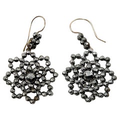 Pendientes de gota antiguos Georgianos c.1800 Flor de acero tallado