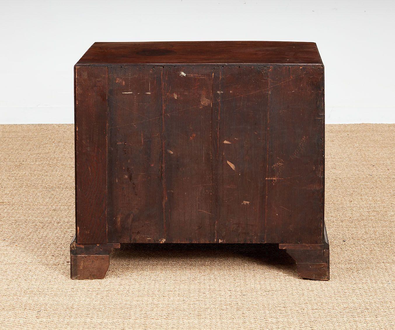 Cassettone georgiano per scapoli e ammogliati in vendita 7