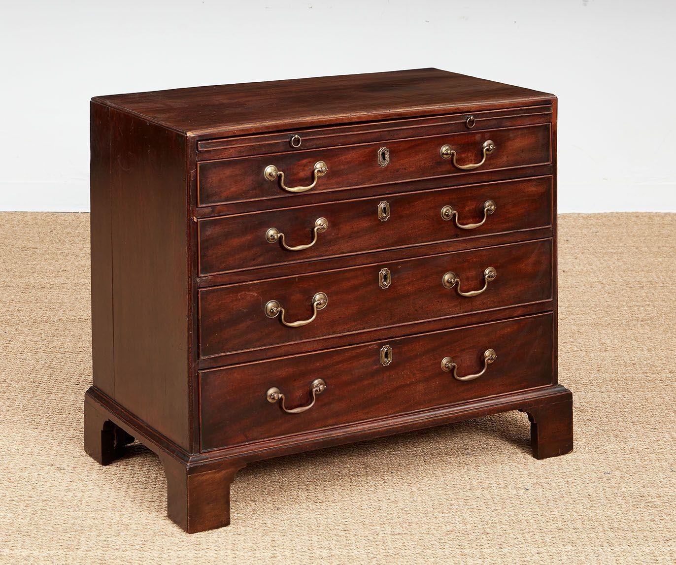 Cassettone georgiano per scapoli e ammogliati In condizioni buone in vendita a Greenwich, CT