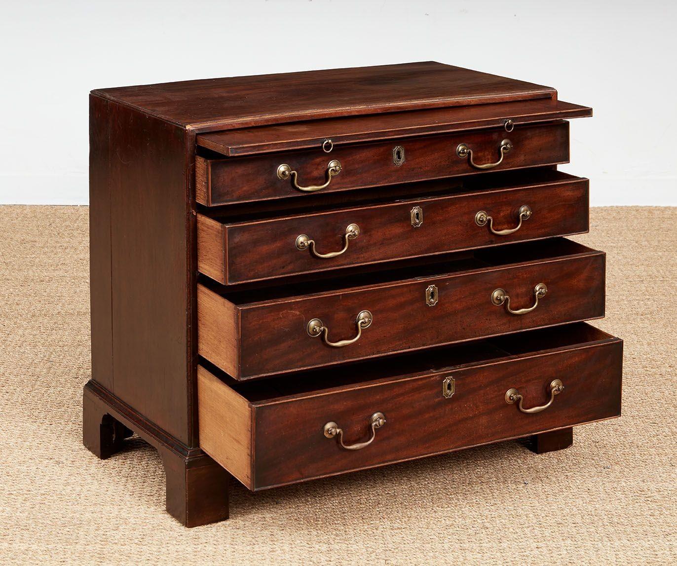 Fine XVIII secolo Cassettone georgiano per scapoli e ammogliati in vendita