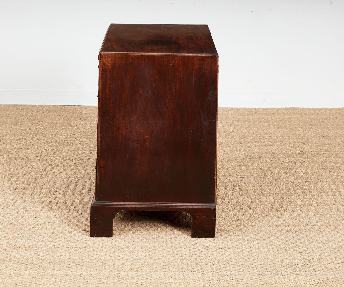 Ottone Cassettone georgiano per scapoli e ammogliati in vendita