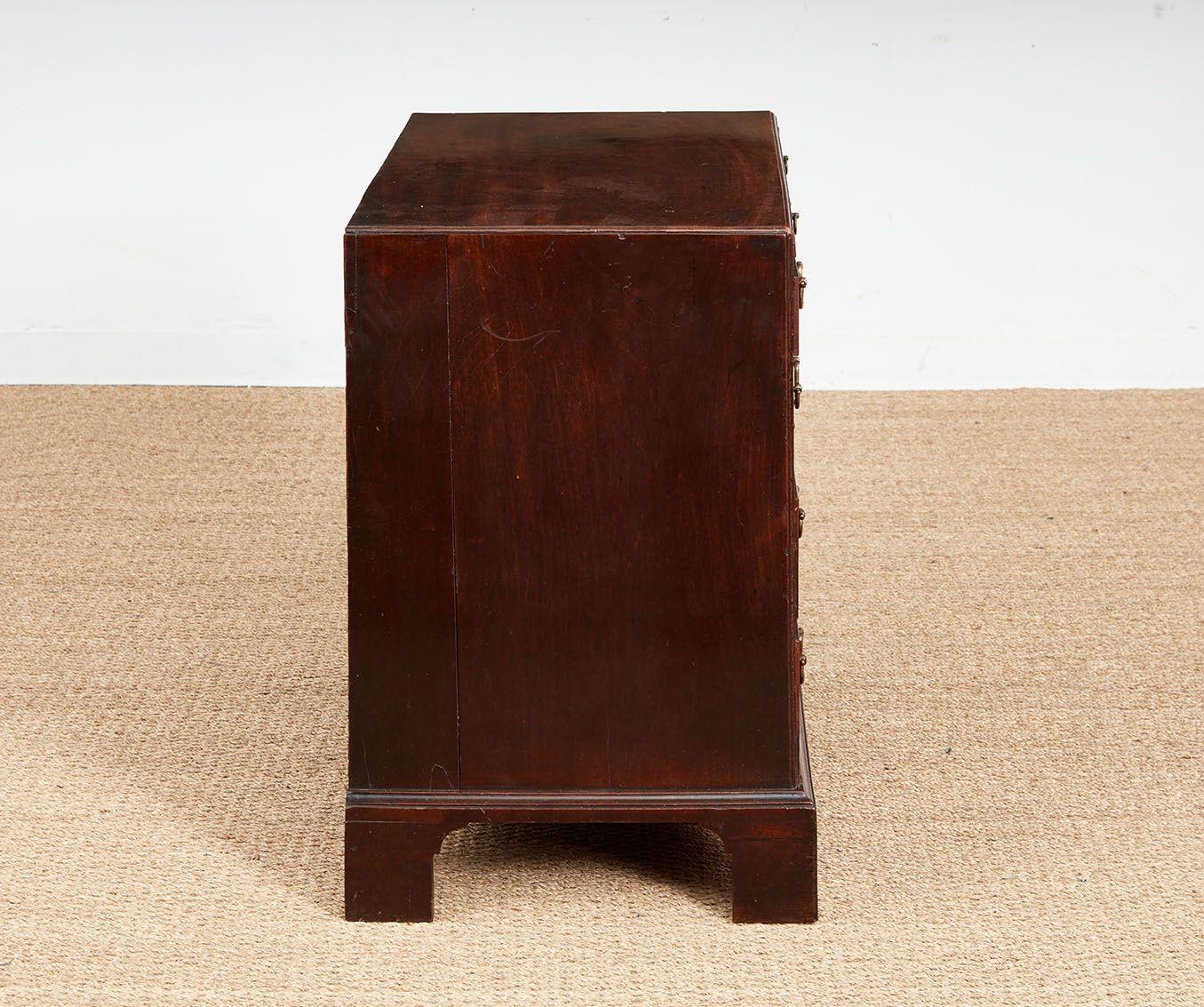 Cassettone georgiano per scapoli e ammogliati in vendita 1