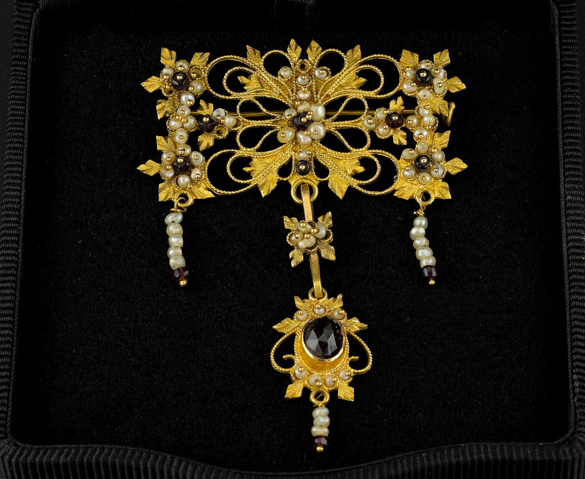 This stunning Georgian period pendant brooch is 1790 ca
The fine elaborated Canetille work is elegantly shaped as a bow with a suspending drop further enriched by Natural not nucleated Pearls and Bohemian Garnets
Can be worn either as brooch or as