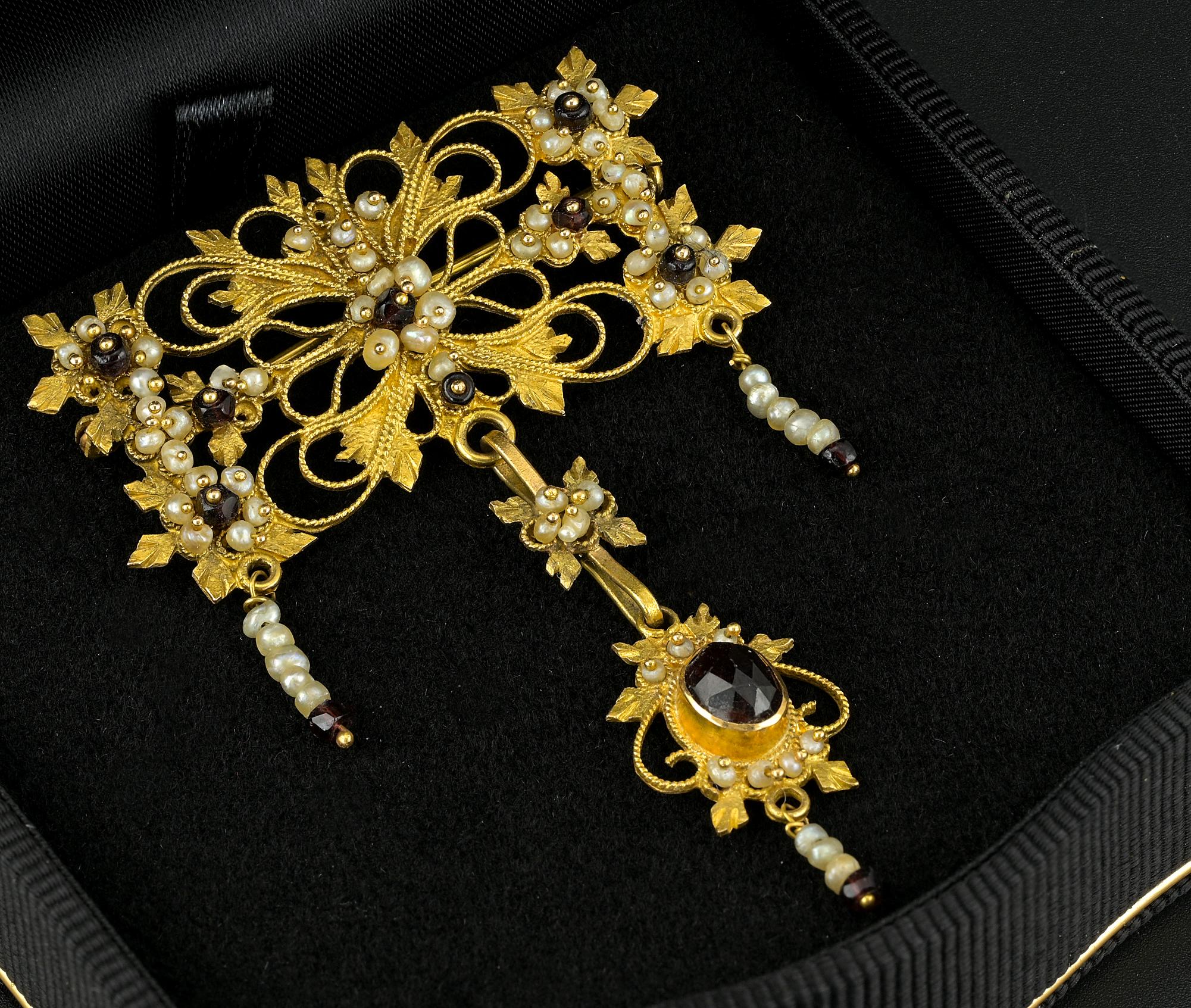 Collier pendentif broche canetille géorgien en perles naturelles avec nœud de grenat 18 carats Bon état - En vente à Napoli, IT