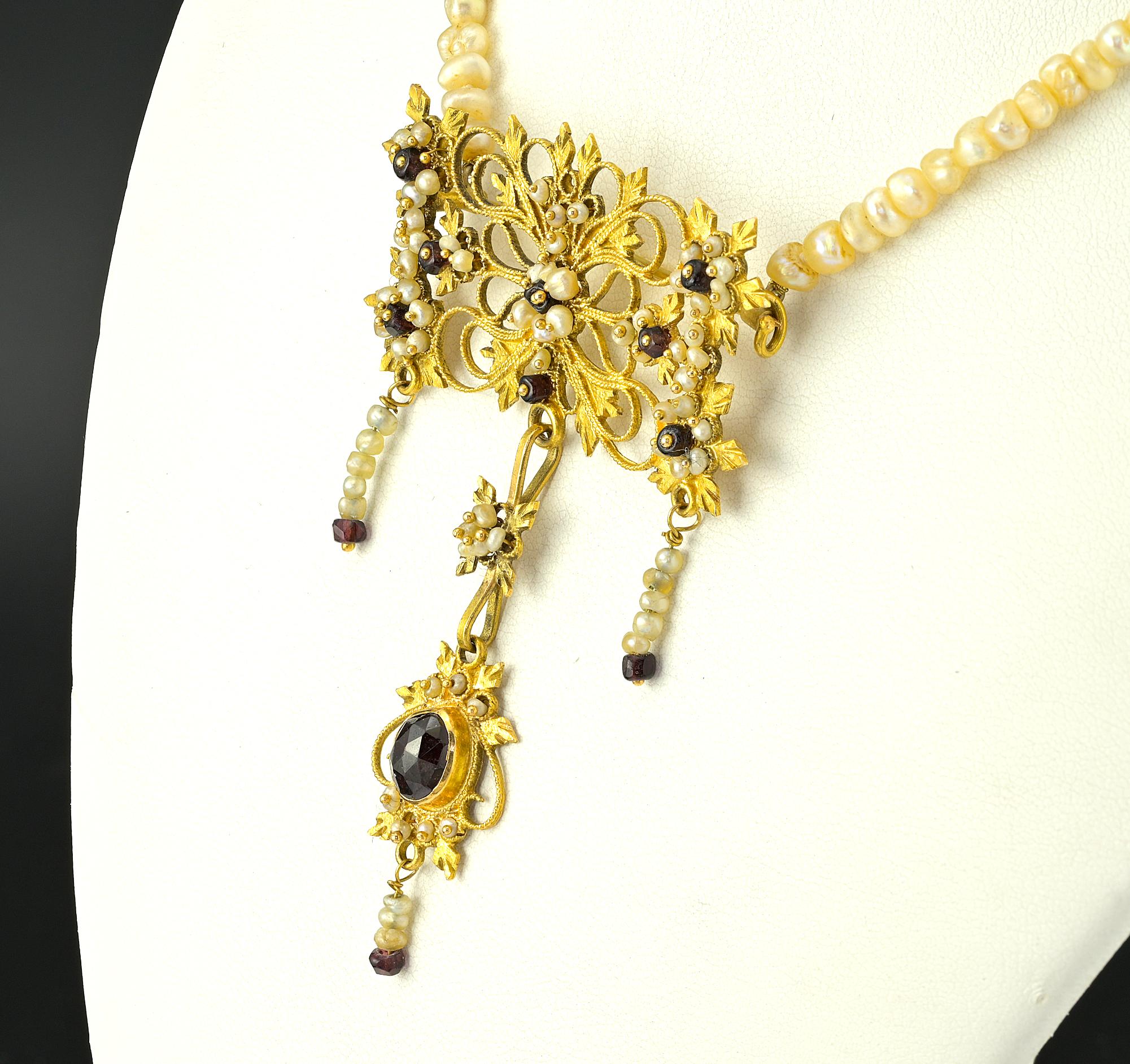 Collier pendentif broche canetille géorgien en perles naturelles avec nœud de grenat 18 carats Pour femmes en vente