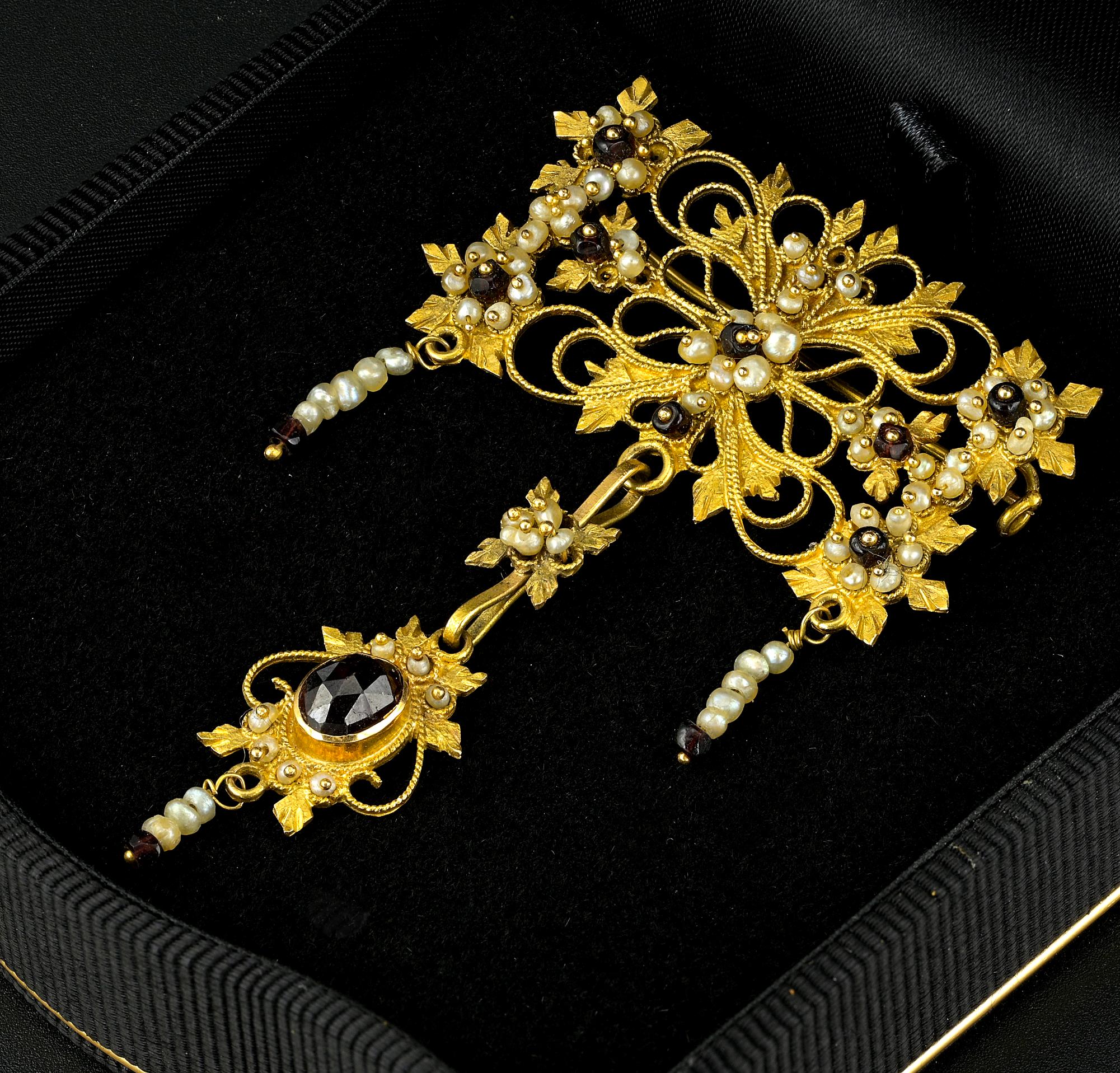 Collier pendentif broche canetille géorgien en perles naturelles avec nœud de grenat 18 carats en vente 1