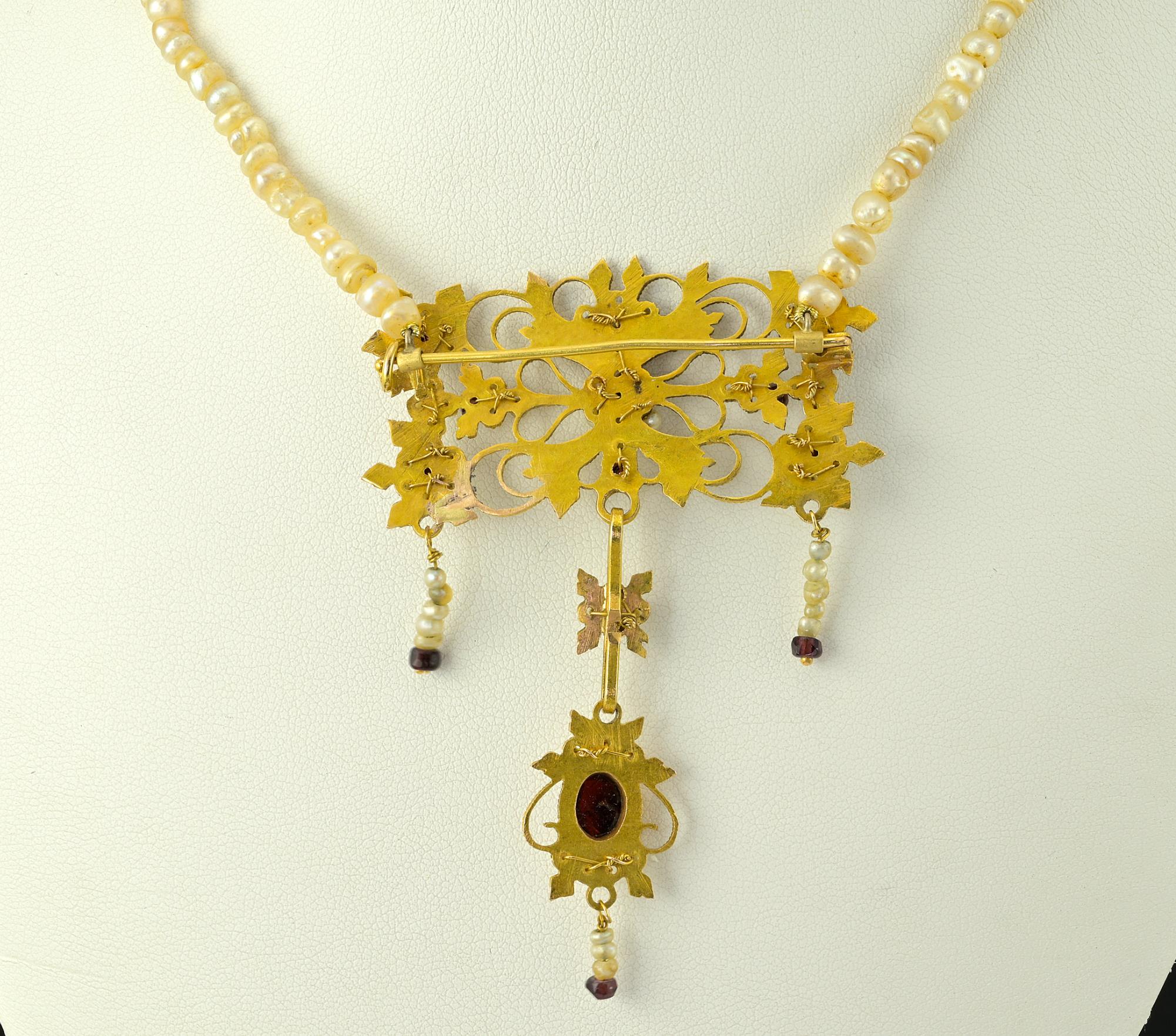 Collier pendentif broche canetille géorgien en perles naturelles avec nœud de grenat 18 carats en vente 2