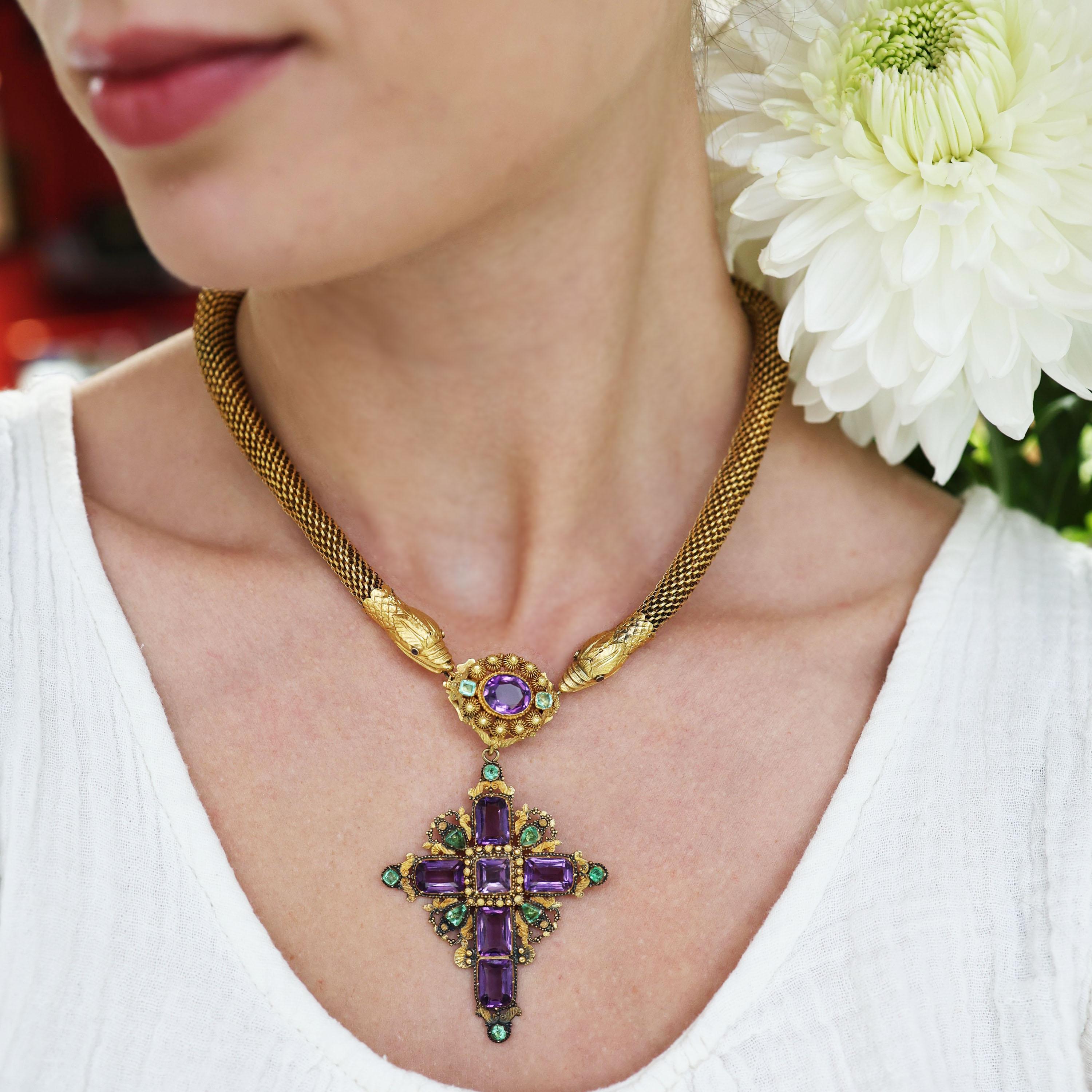 Collar georgiano de serpiente cannetille, con colgante en forma de cruz de amatista y esmeralda; la cadena de serpiente está trabajada con eslabones de alambre cannetille fino y flexible, con cabezas de serpiente repujadas en ambos extremos,