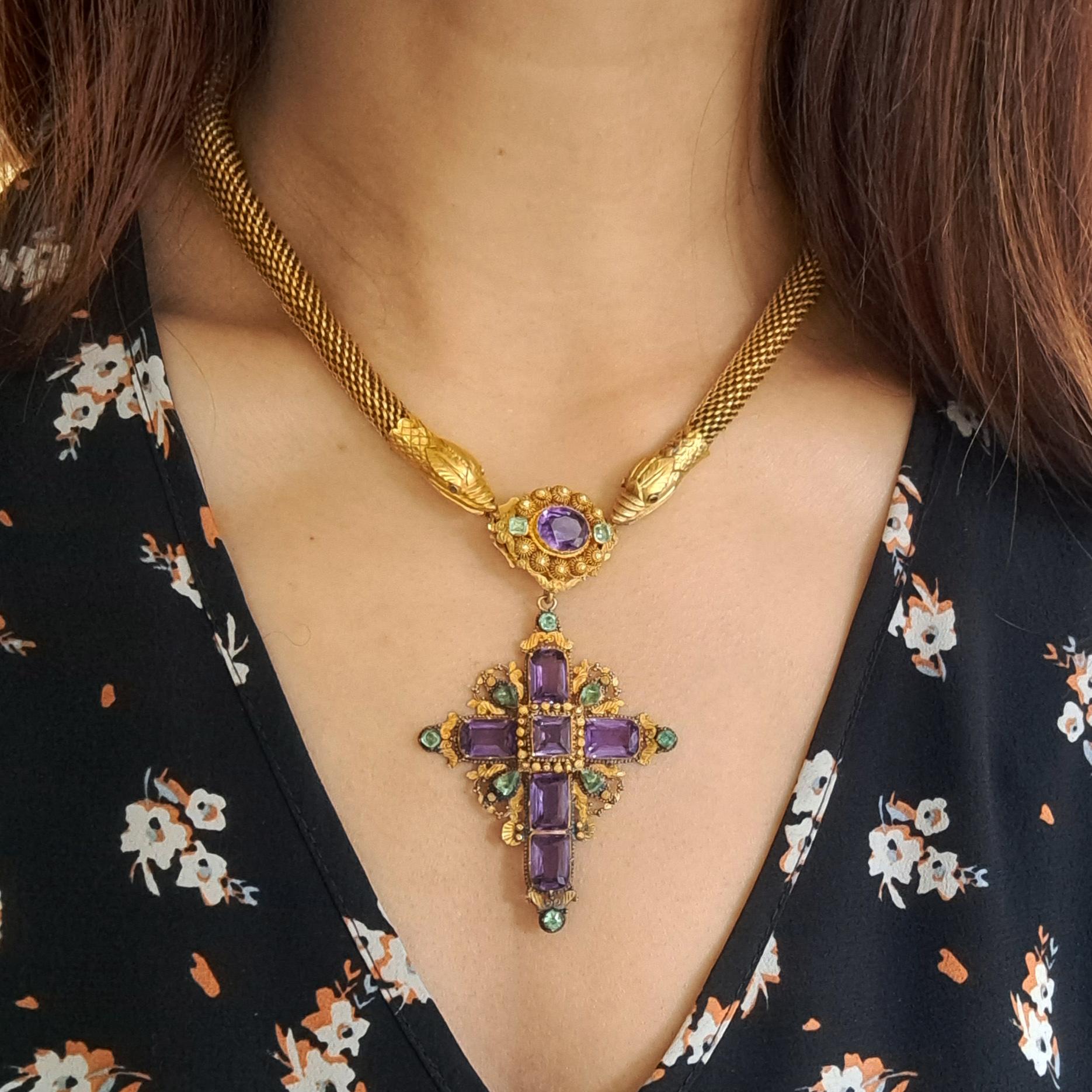 Collar georgiano Cannetille de oro de serpiente con colgante de amatista y cruz de esmeralda Corte oval en venta