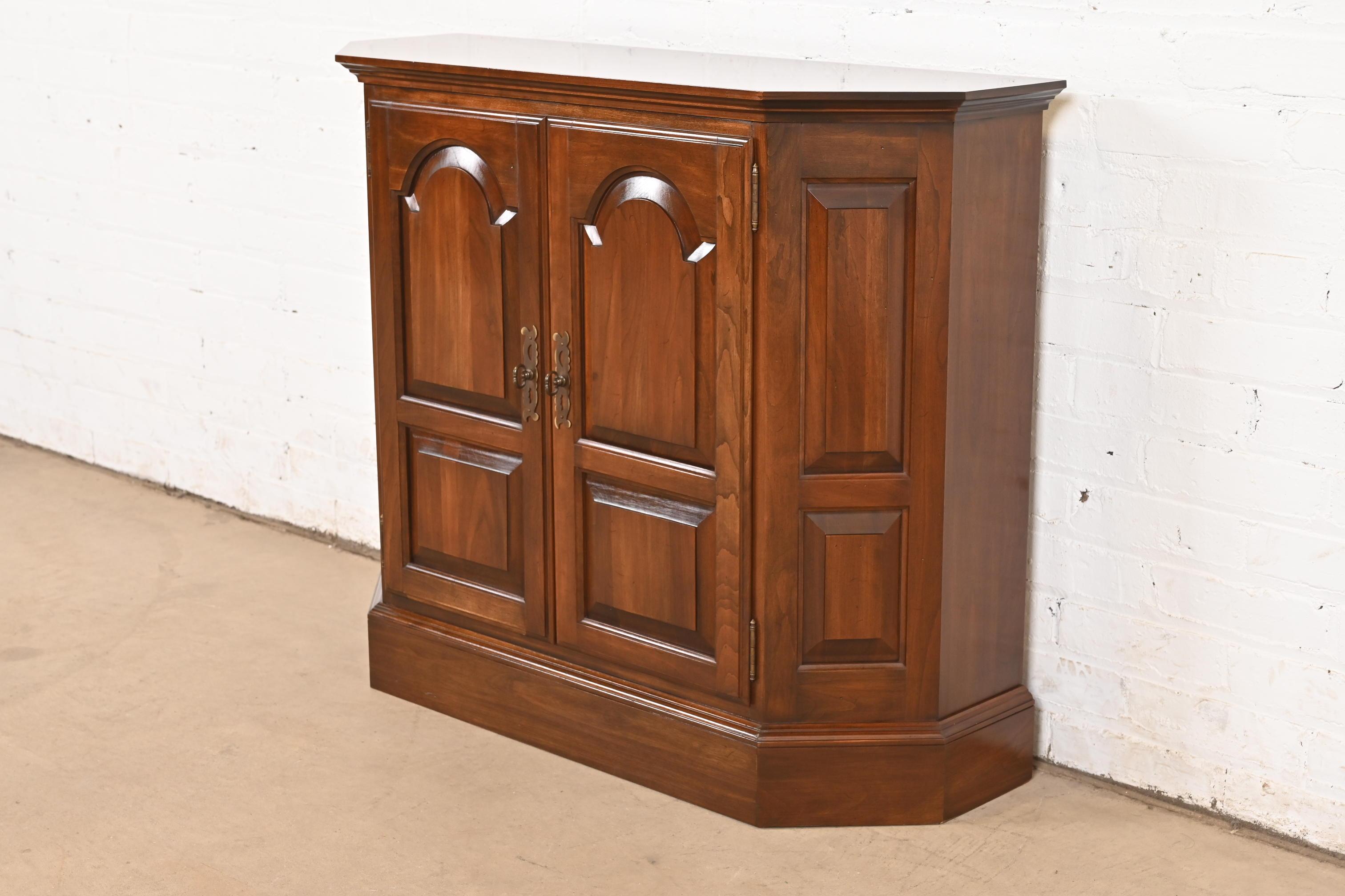 Georgian Carved Cherry Wood Buffet Server or Bar Cabinet, Circa 1960 In Good Condition For Sale In South Bend, IN