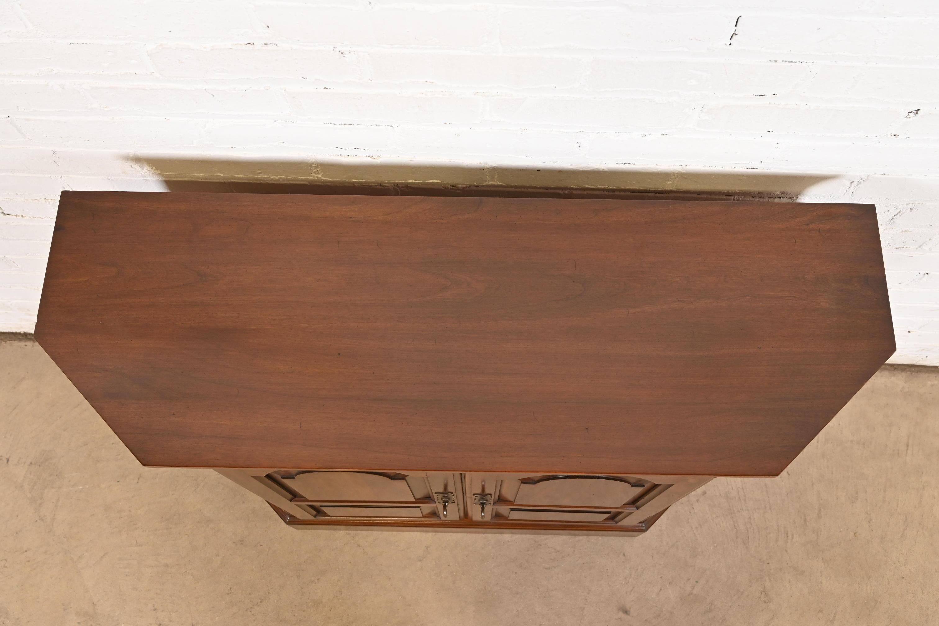 Georgian Carved Cherry Wood Buffet Server or Bar Cabinet, Circa 1960 For Sale 3