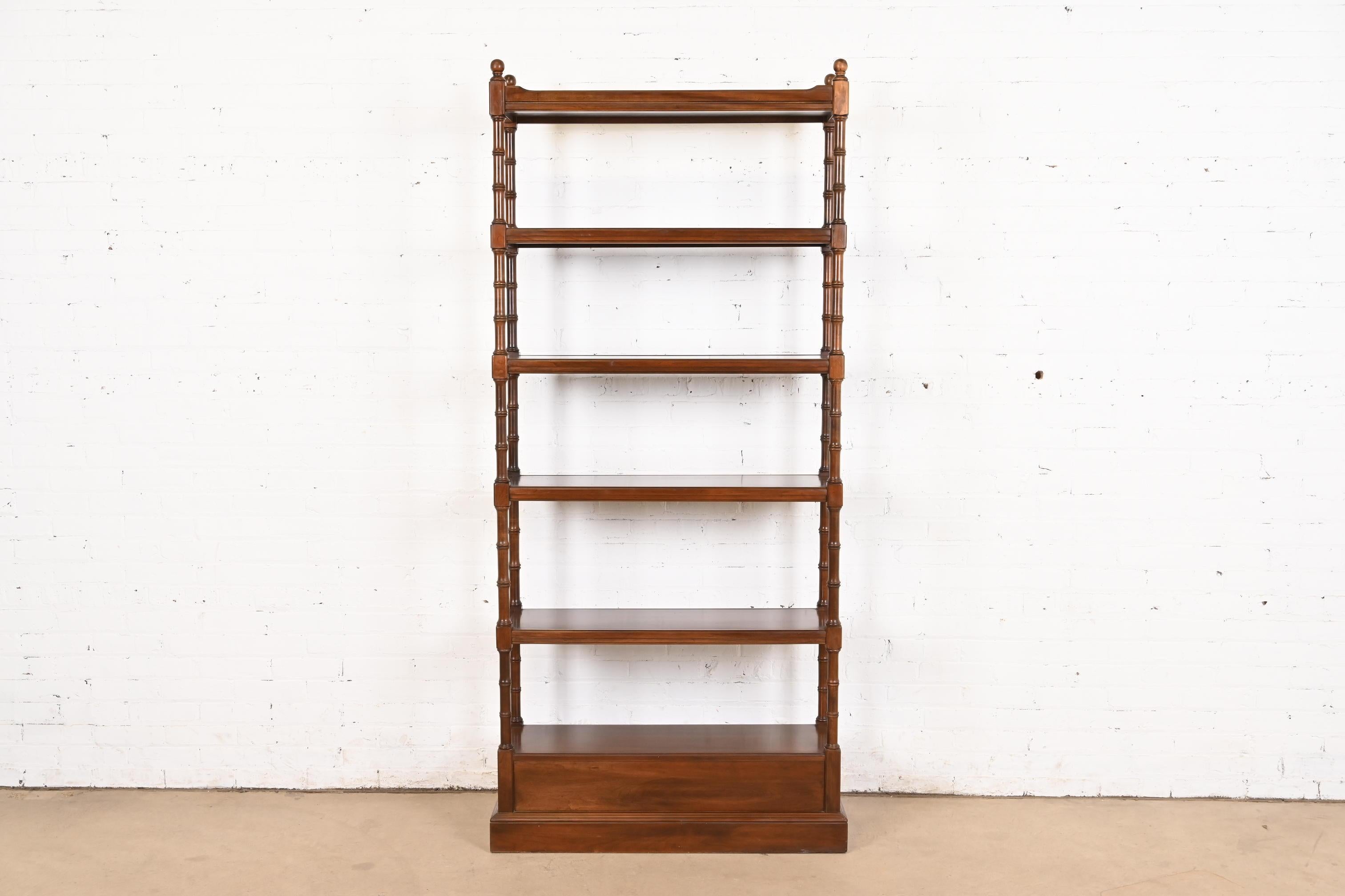 Étagère ou bibliothèque géorgienne en merisier sculpté en vente 4