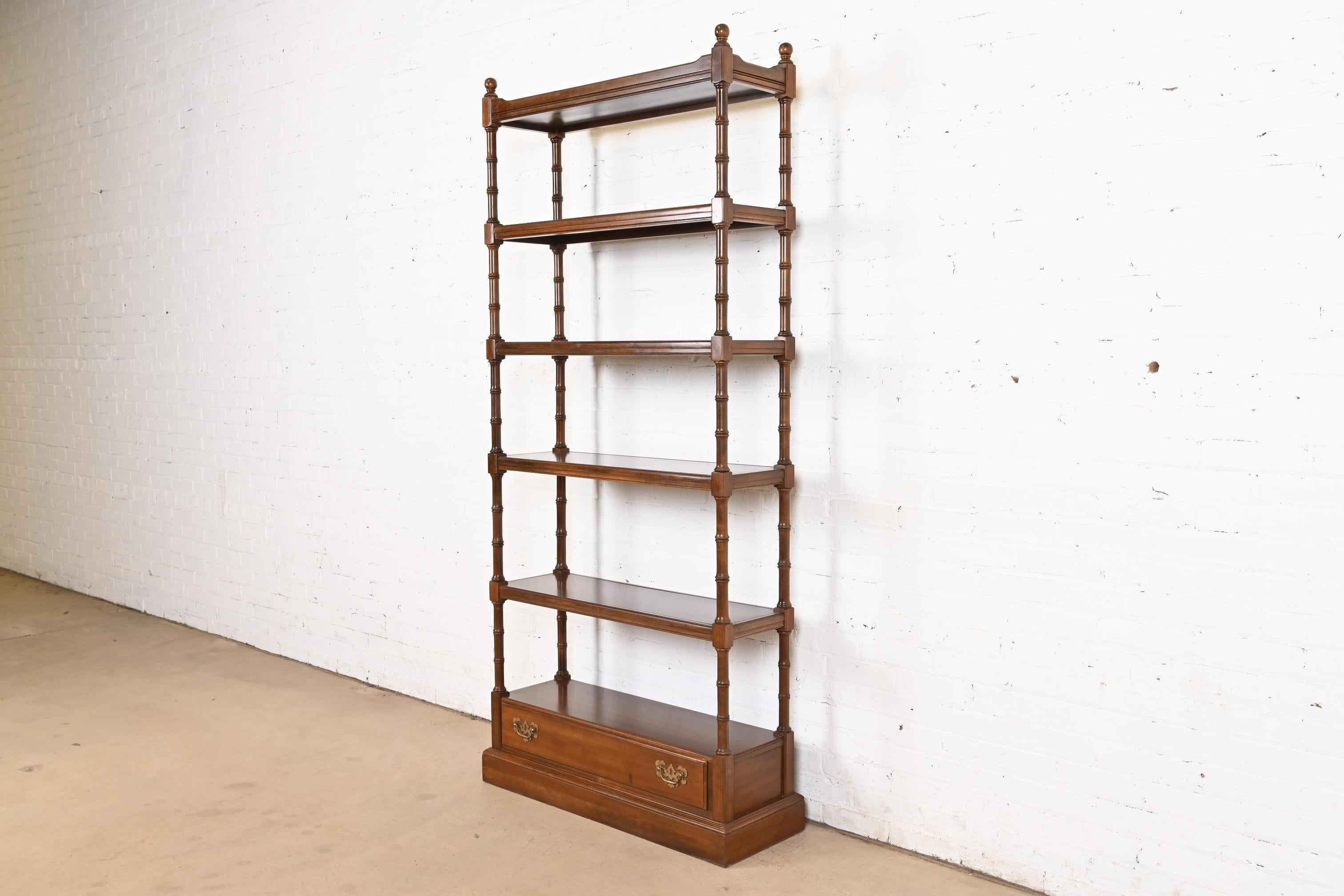 Une exceptionnelle étagère, bibliothèque ou meuble mural de style géorgien ou régence

USA, Circa 1970s

Magnifique bois massif de cerisier sculpté, avec des montants en forme de bambou, et des ferrures en laiton d'origine.

Dimensions : 37 