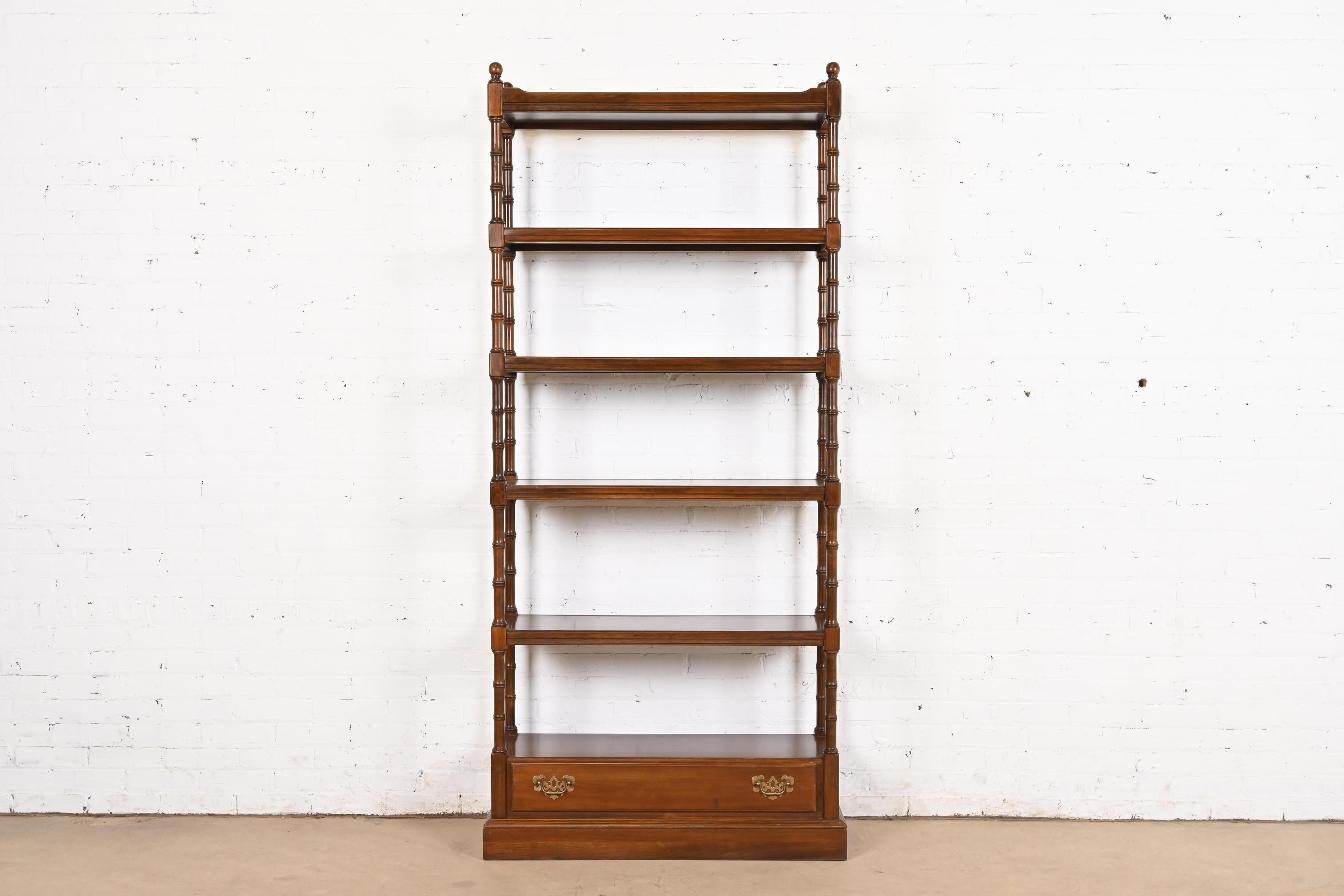 Américain Étagère ou bibliothèque géorgienne en merisier sculpté en vente