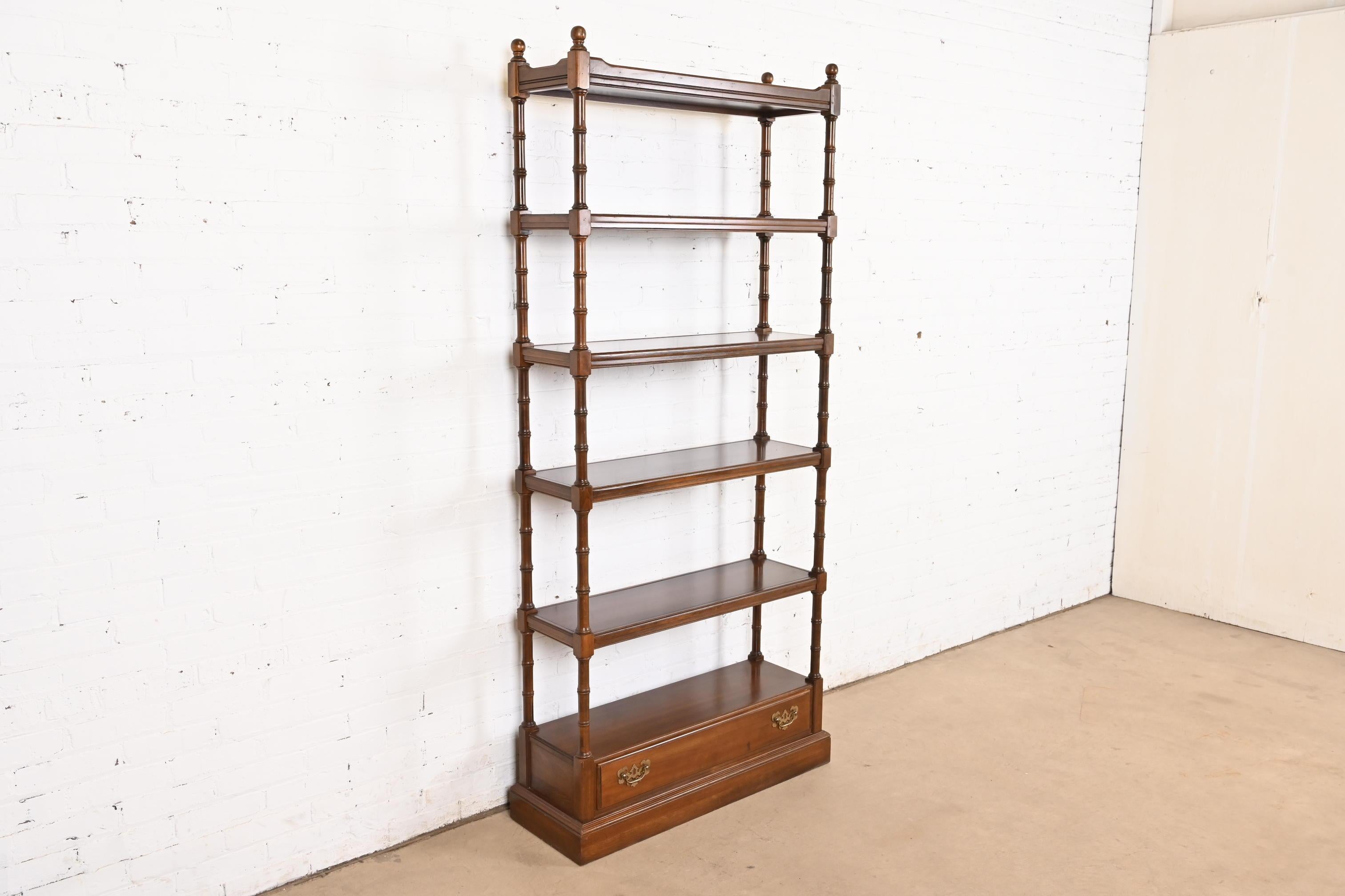 Étagère ou bibliothèque géorgienne en merisier sculpté Bon état - En vente à South Bend, IN