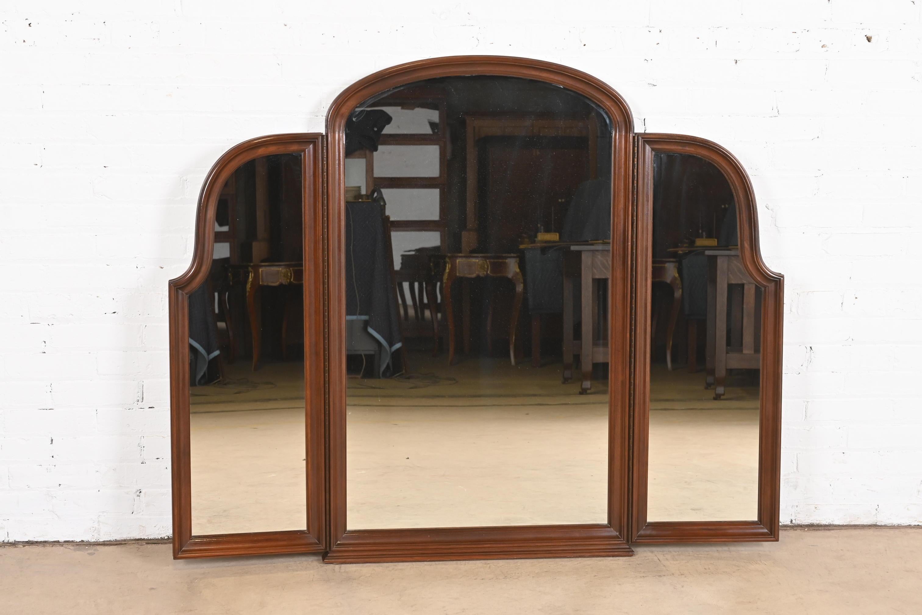 Georgian Carved Cherry Wood Tri-Fold Triple Mirror In Good Condition For Sale In South Bend, IN