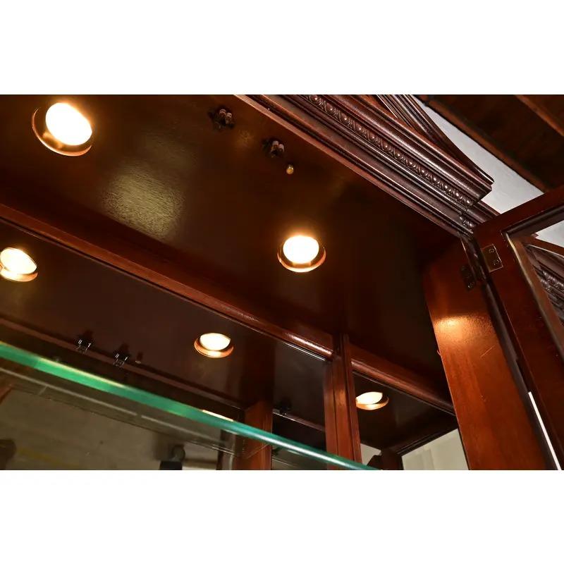 Georgian Carved Flame Mahogany Lighted Breakfront Bookcase Cabinet in vendita 3