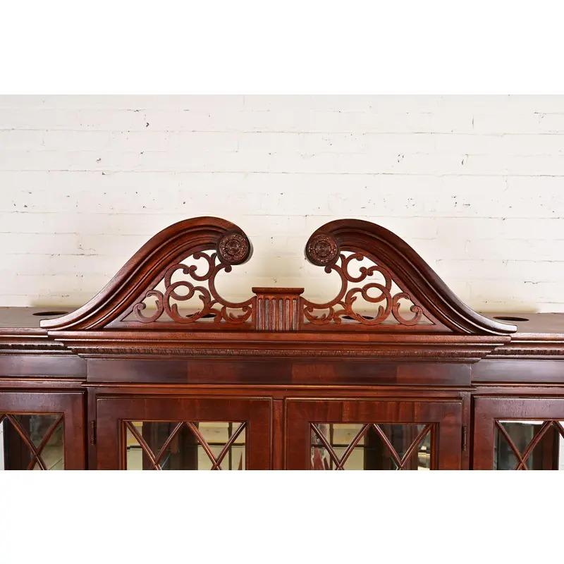 Georgian Carved Flame Mahogany Lighted Breakfront Bookcase Cabinet in vendita 4