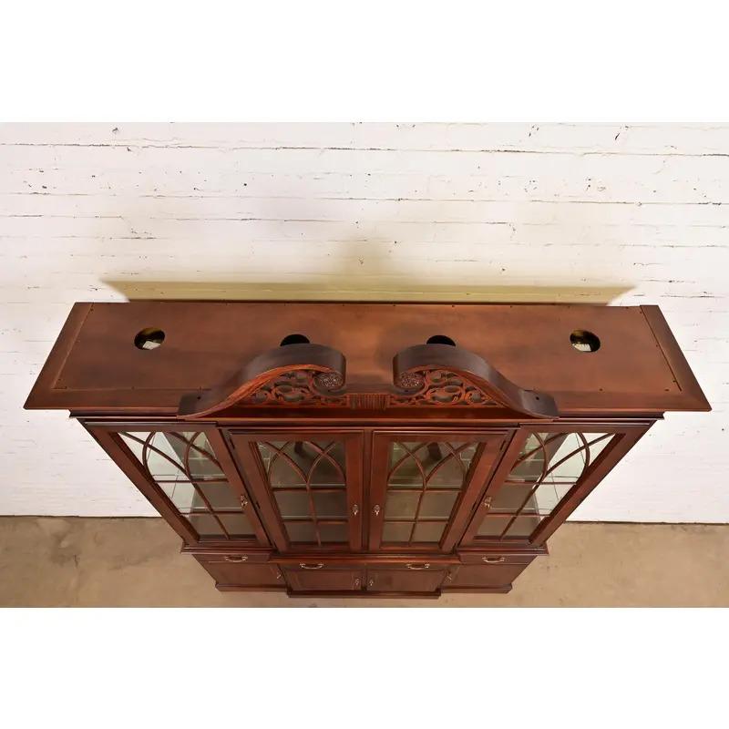 Georgian Carved Flame Mahogany Lighted Breakfront Bookcase Cabinet in vendita 5