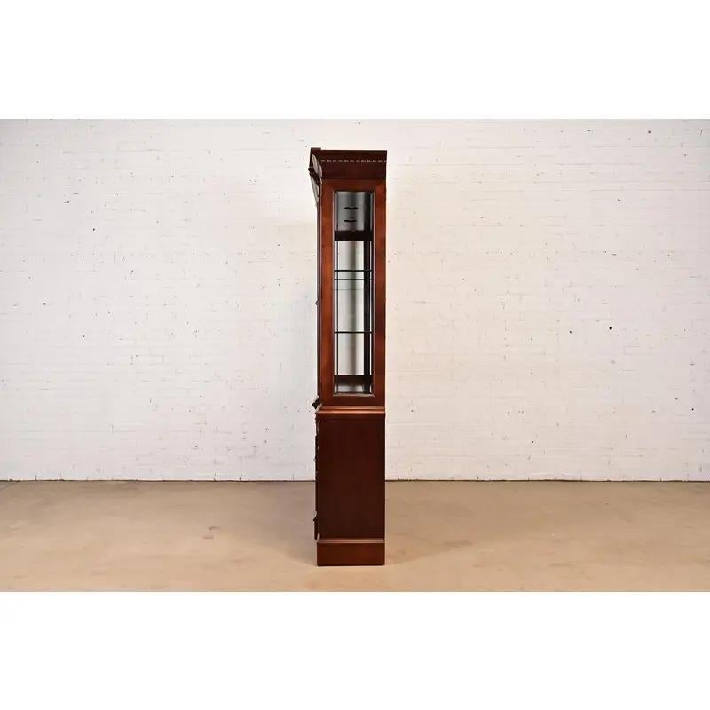 Georgian Carved Flame Mahogany Lighted Breakfront Bookcase Cabinet in vendita 6