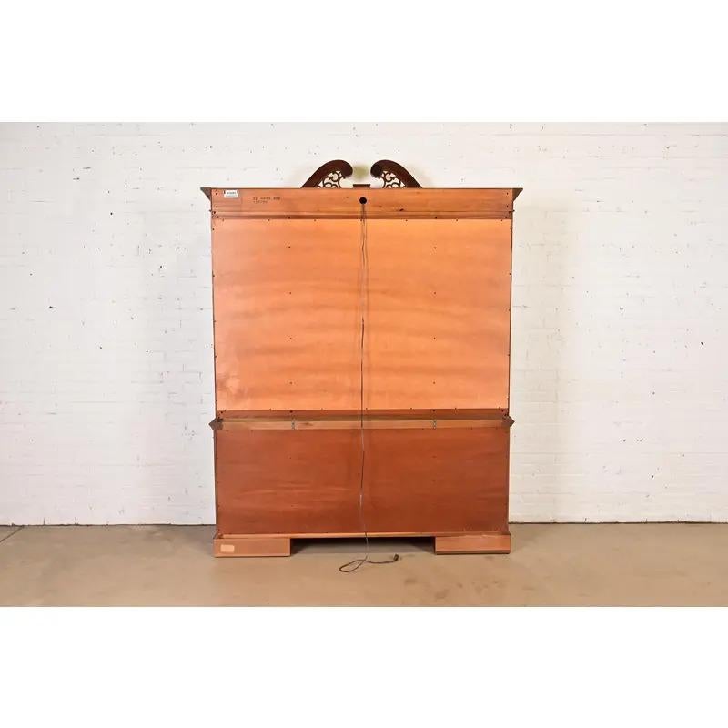 Georgian Carved Flame Mahogany Lighted Breakfront Bookcase Cabinet in vendita 7