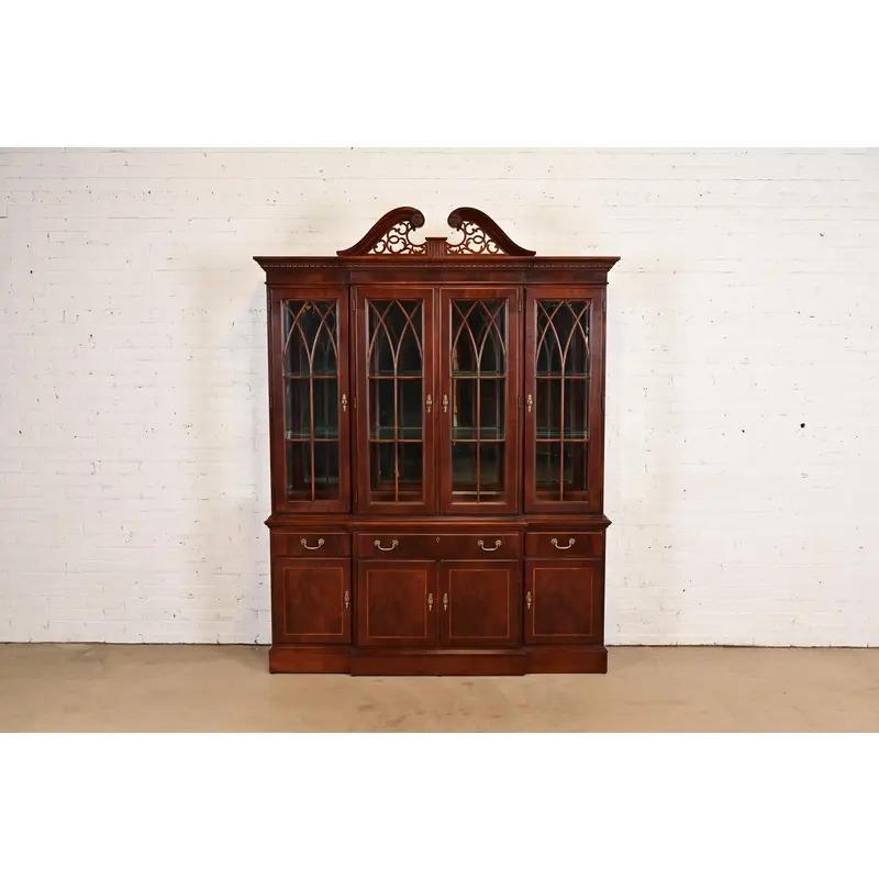 Georgiano Georgian Carved Flame Mahogany Lighted Breakfront Bookcase Cabinet in vendita