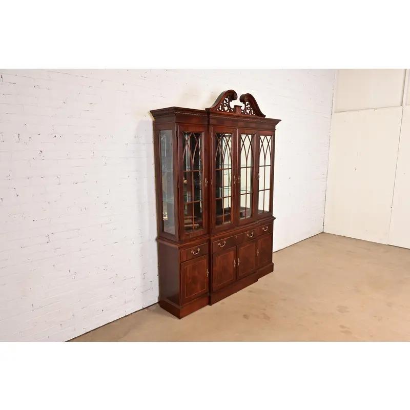 Georgian Carved Flame Mahogany Lighted Breakfront Bookcase Cabinet In condizioni buone in vendita a South Bend, IN