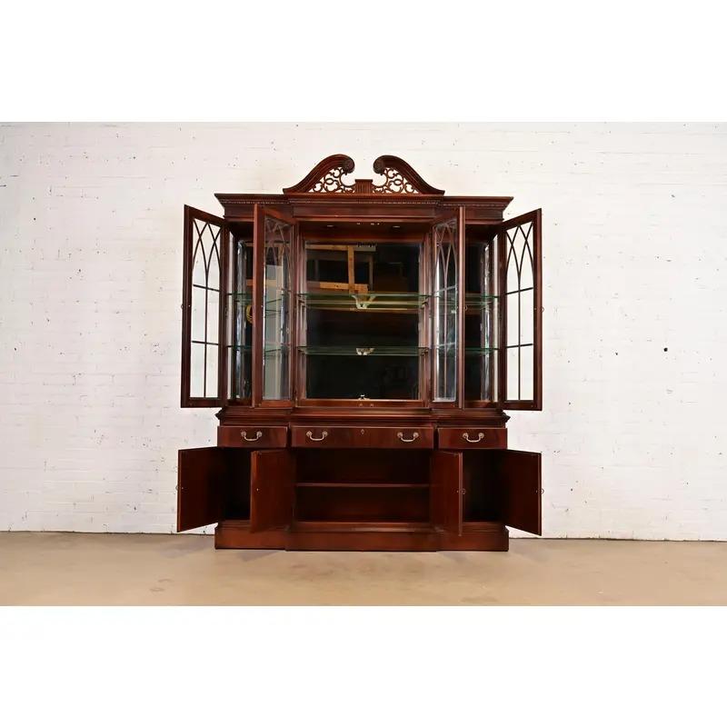 XX secolo Georgian Carved Flame Mahogany Lighted Breakfront Bookcase Cabinet in vendita