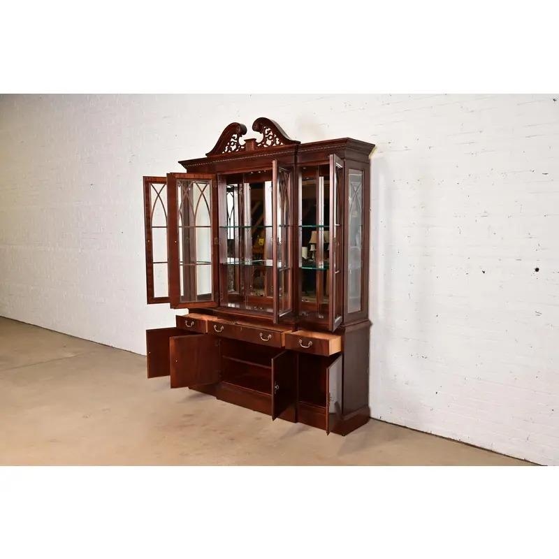 Ottone Georgian Carved Flame Mahogany Lighted Breakfront Bookcase Cabinet in vendita