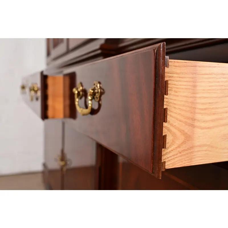 Georgian Carved Flame Mahogany Lighted Breakfront Bookcase Cabinet in vendita 2