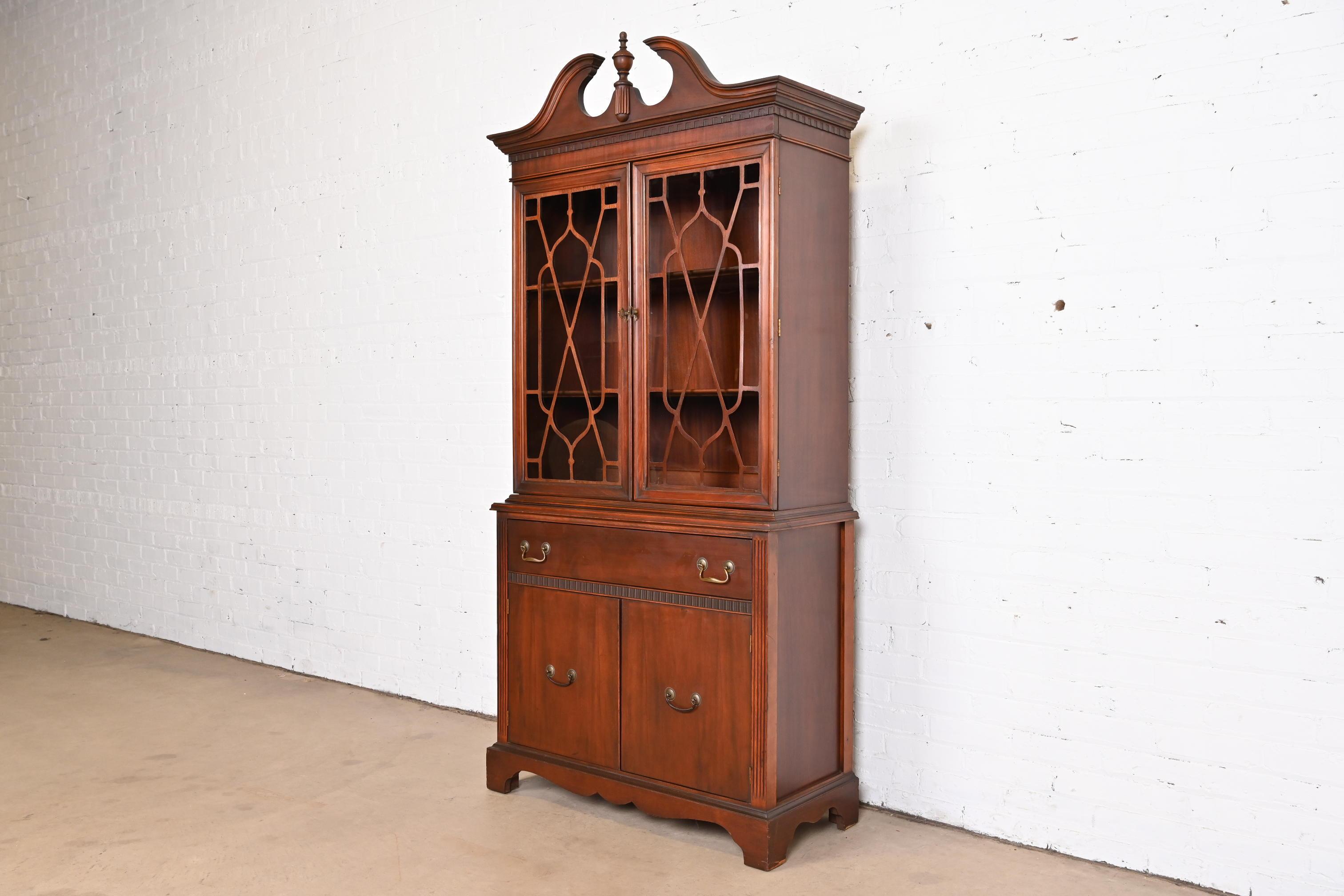 A gorgeous Georgian style breakfront bookcase cabinet

USA, Mid-20th Century

Carved mahogany, with mullioned glass front doors, and original brass hardware.

Measures: 36