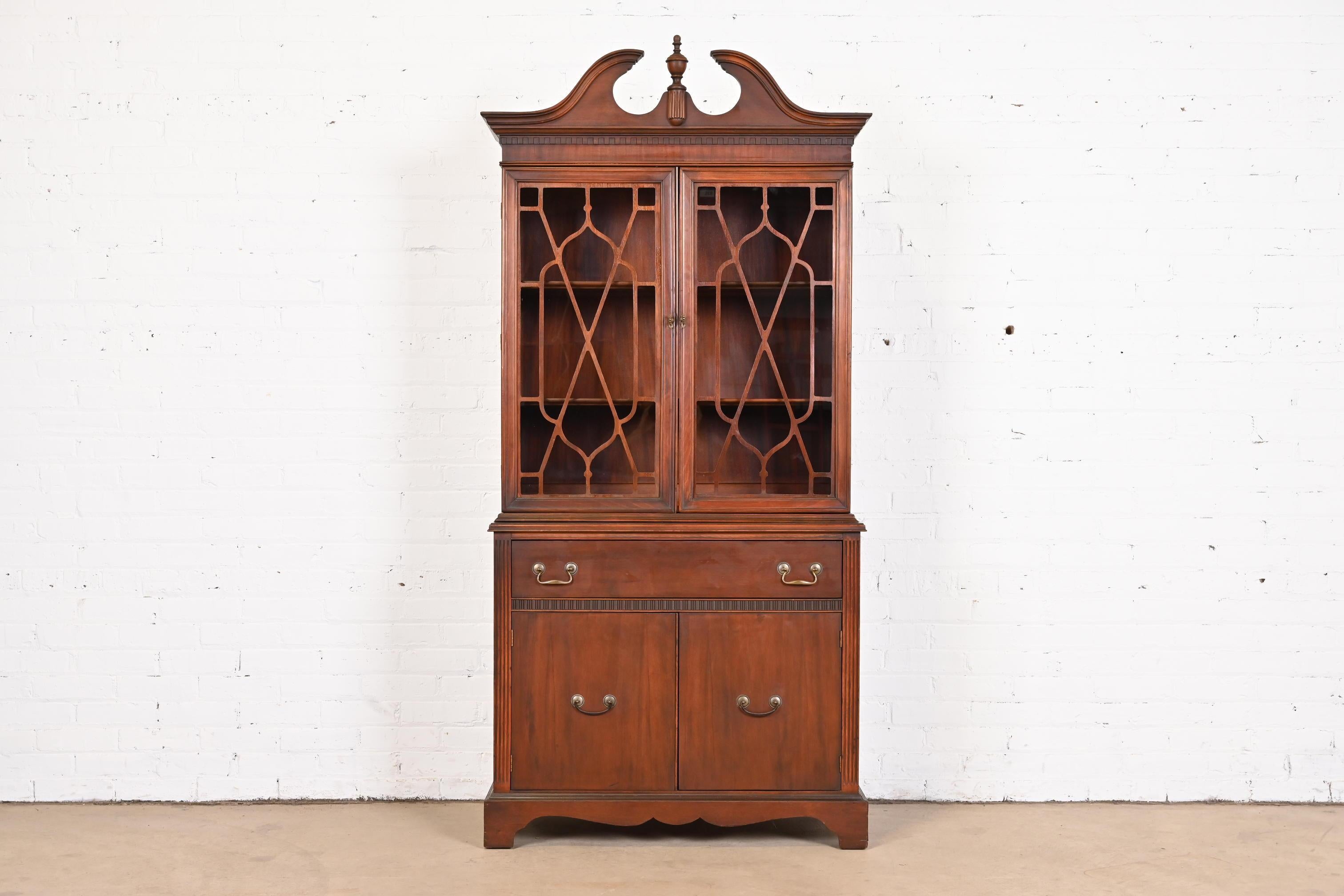 Georgian Carved Mahogany Breakfront Bookcase Cabinet In Good Condition In South Bend, IN